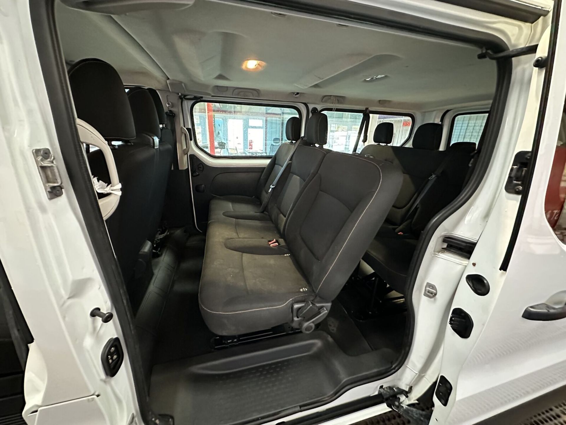 LUXURY ON WHEELS: 67 PLATE RENAULT TRAFIC MINIBUS 9 SEATER >>--NO VAT ON HAMMER--<< - Image 6 of 14