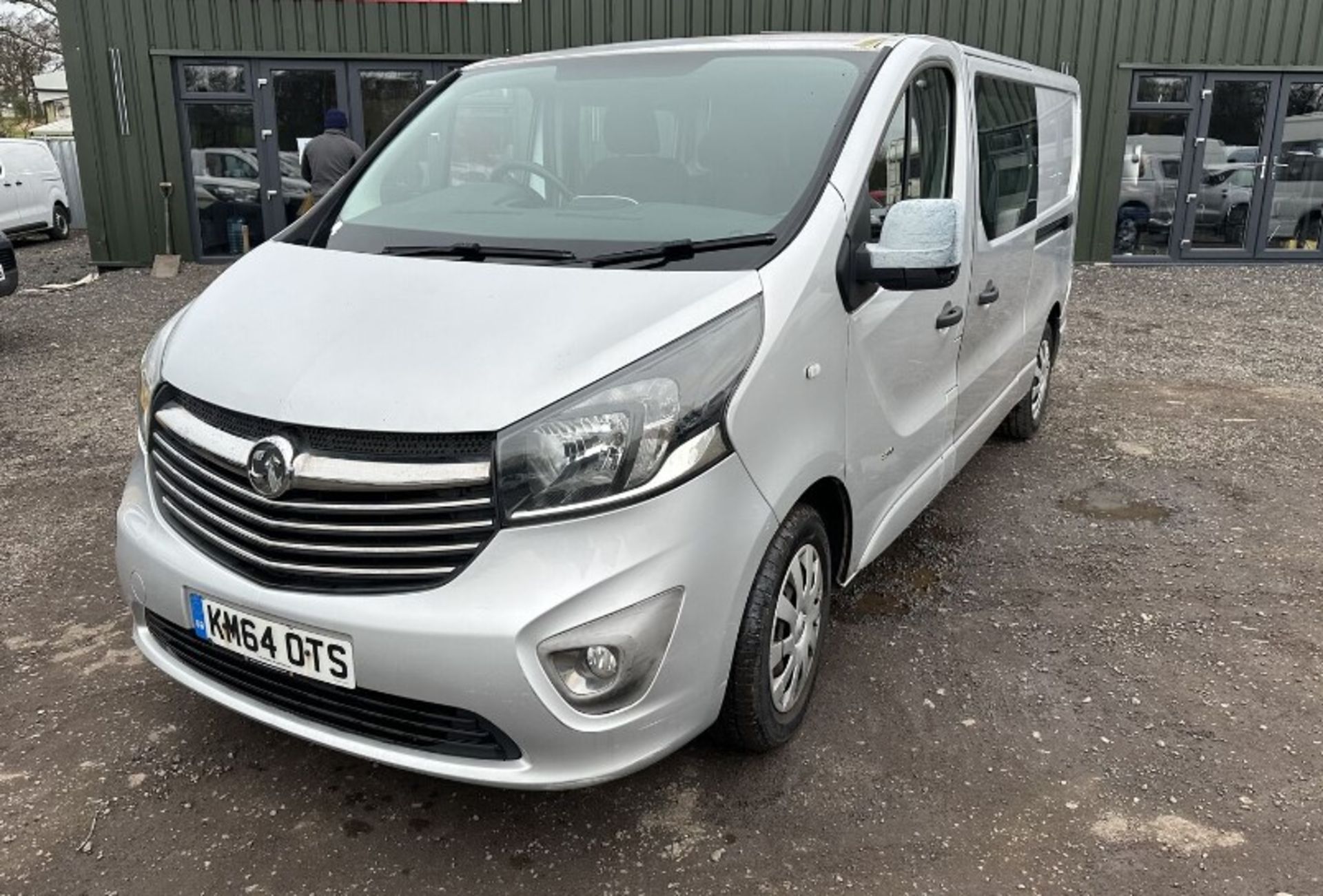 EFFICIENT HAULER: VAUXHALL VIVARO SPORTIVE CREW CAB, NEEDS GEARBOX >>--NO VAT ON HAMMER--<< - Image 2 of 18