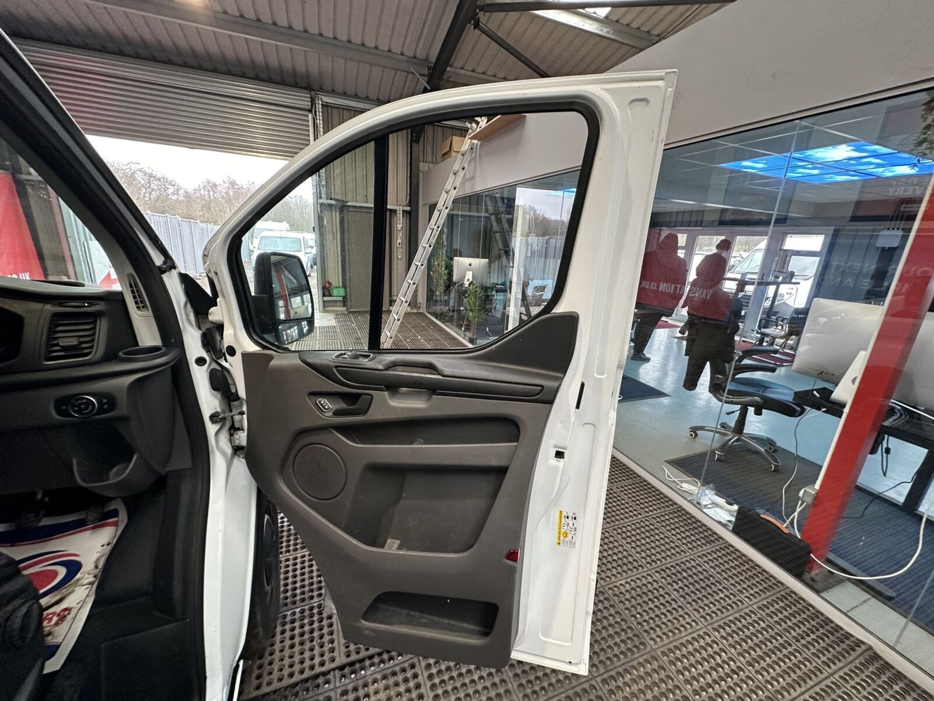 PROFESSIONAL GRADE: 2019 FORD TRANSIT CUSTOM 350 - YOUR WORKHORSE VAN >>--NO VAT ON HAMMER--<< - Image 12 of 12