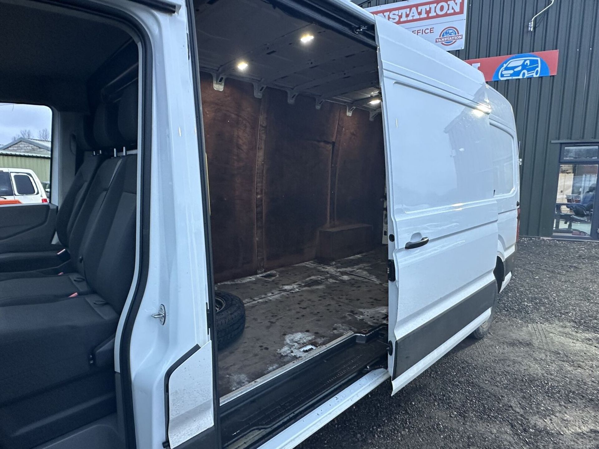 EXCEPTIONAL SAVINGS: 71 PLATE MAN VW CRAFTER LOGO TGE 3 >>--NO VAT ON HAMMER--<< - Image 16 of 16