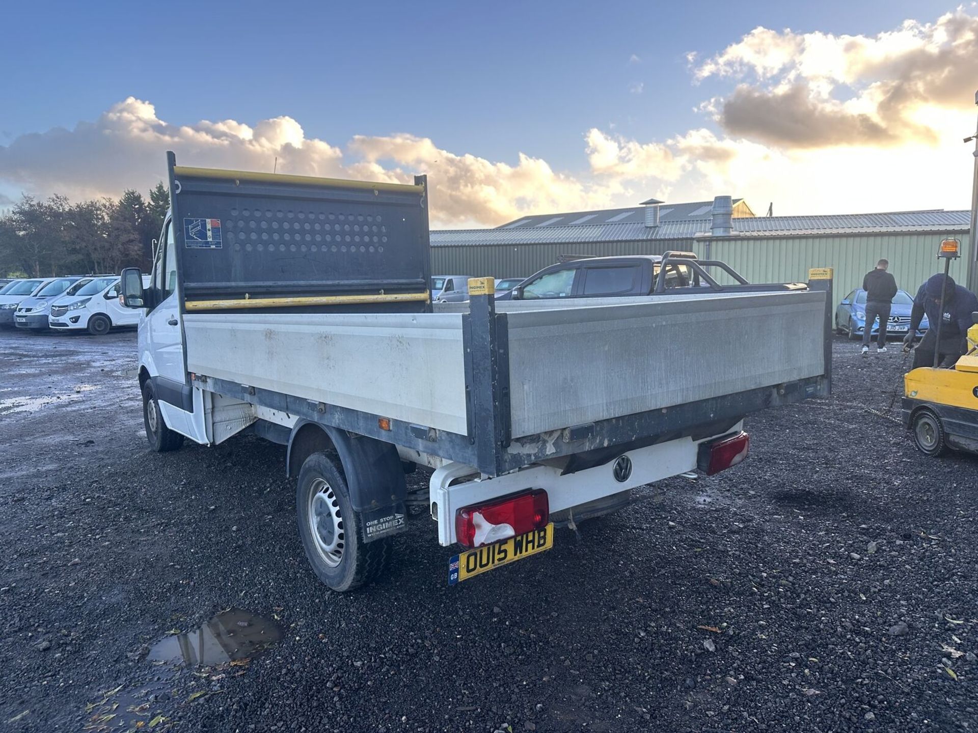 EFFICIENT VW CRAFTER CR35 FLATBED: LOW MILEAGE, PRISTINE CONDITION >>--NO VAT ON HAMMER--<< - Image 11 of 15