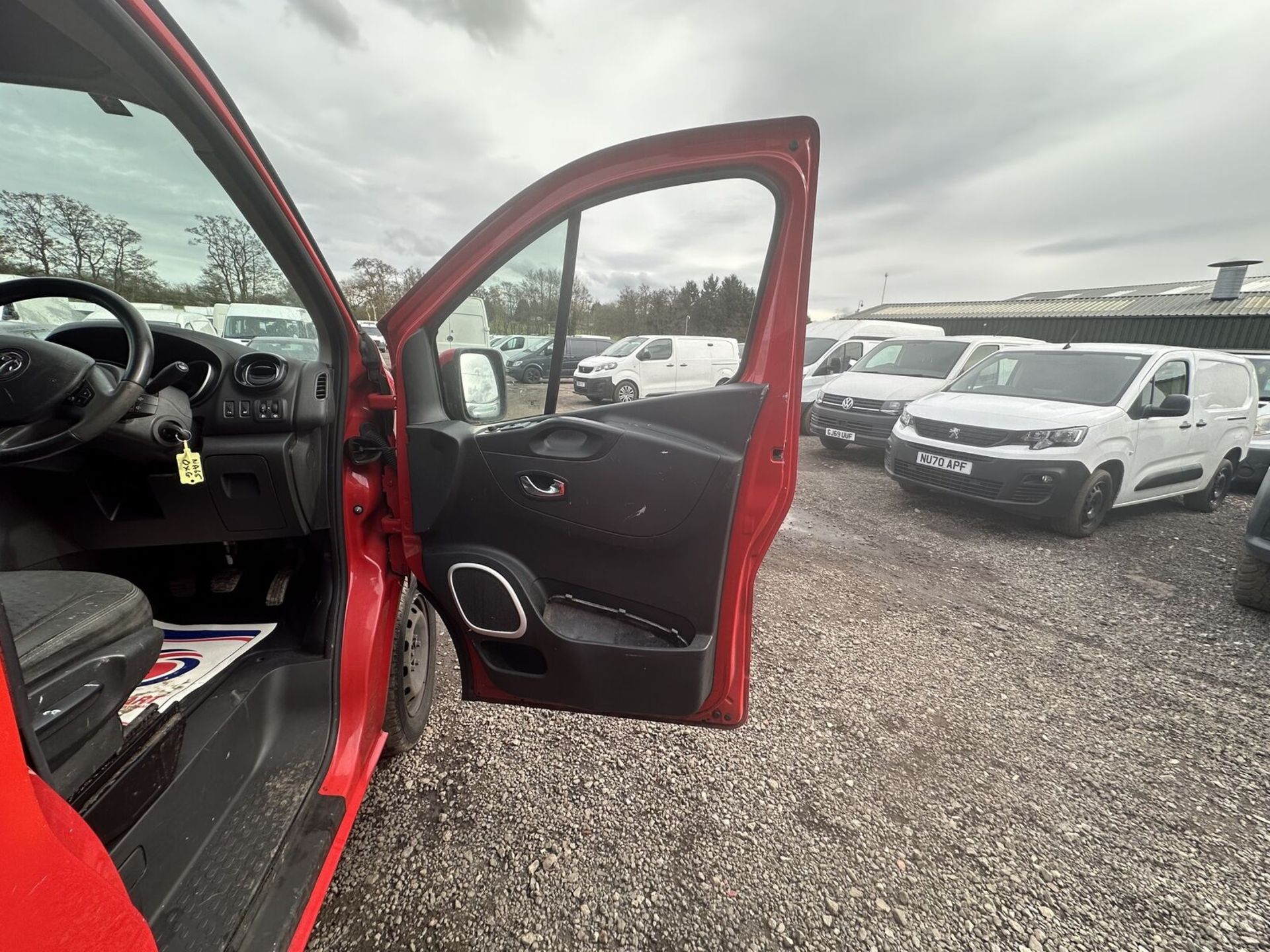 RARE BEAUTY IN RED: 65 PLATE VAUXHALL VIVARO - SPARES OR REPAIRS >>--NO VAT ON HAMMER--<< - Image 6 of 14