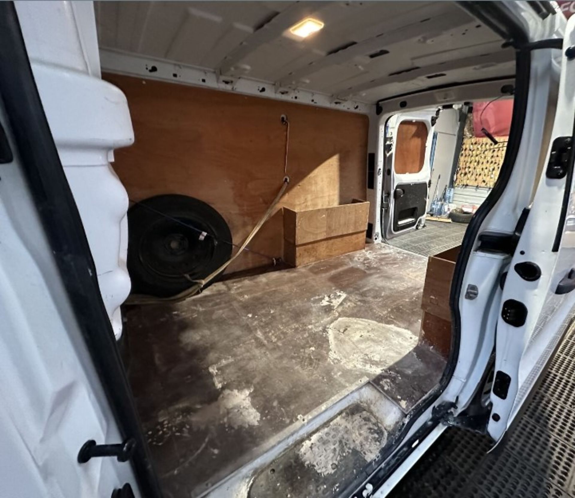 PRIME BUSINESS PARTNER: RENAULT TRAFIC SWB PANEL VAN >>--NO VAT ON HAMMER--<< - Image 2 of 8