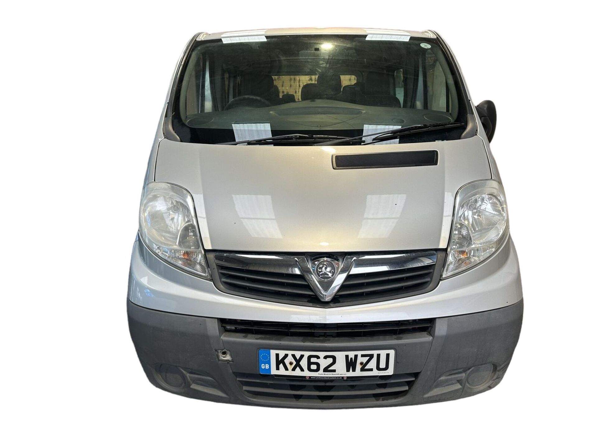 CAMPUS CRUISER: SILVER VAUXHALL VIVARO 2900 COMBI, FACTORY 9-SEATER >>--NO VAT ON HAMMER--<< - Image 3 of 15