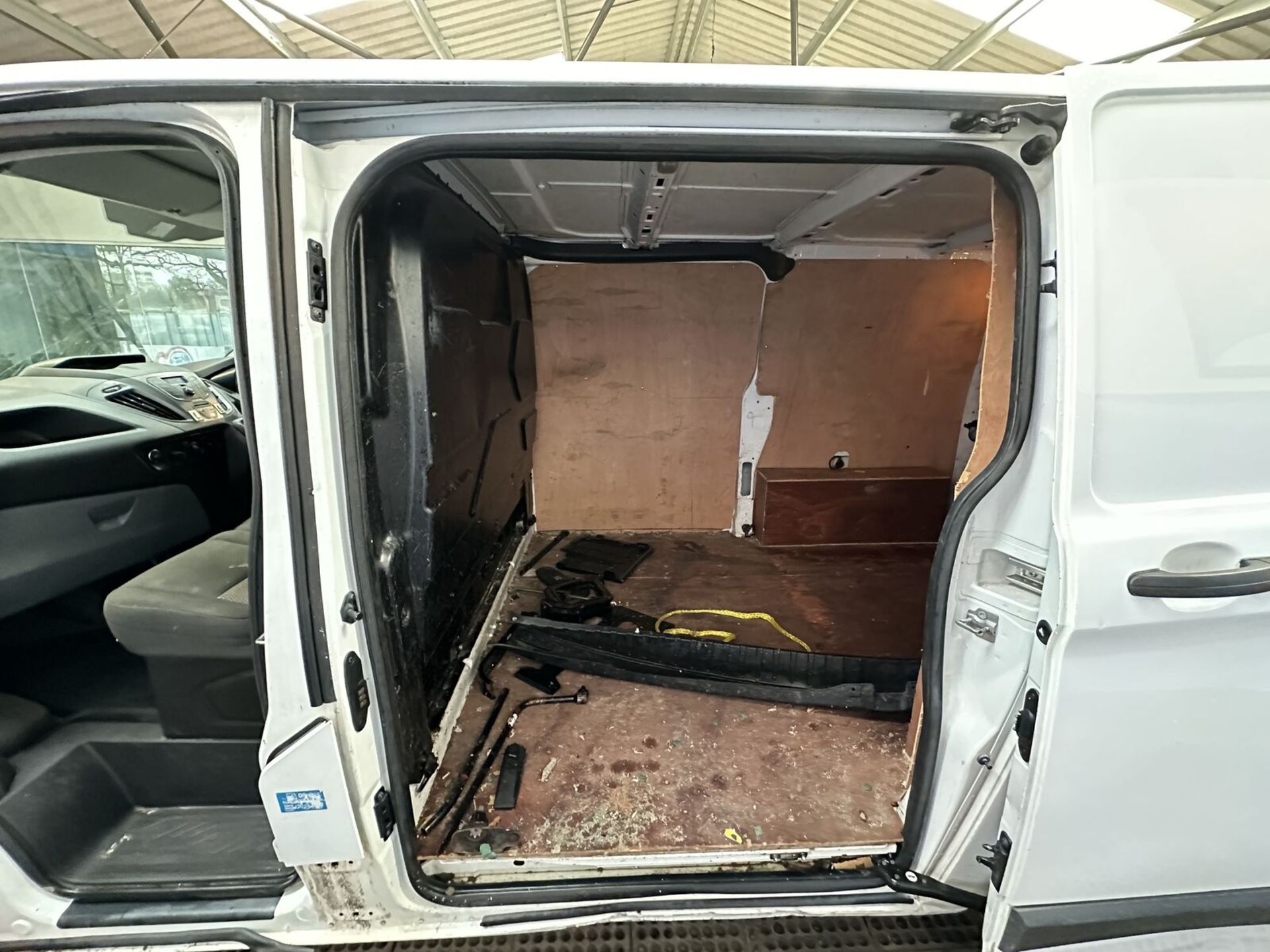 SMOOTH SAILING: 2017 FORD TRANSIT CUSTOM LOW ROOF VAN >>--NO VAT ON HAMMER--<< - Image 11 of 11