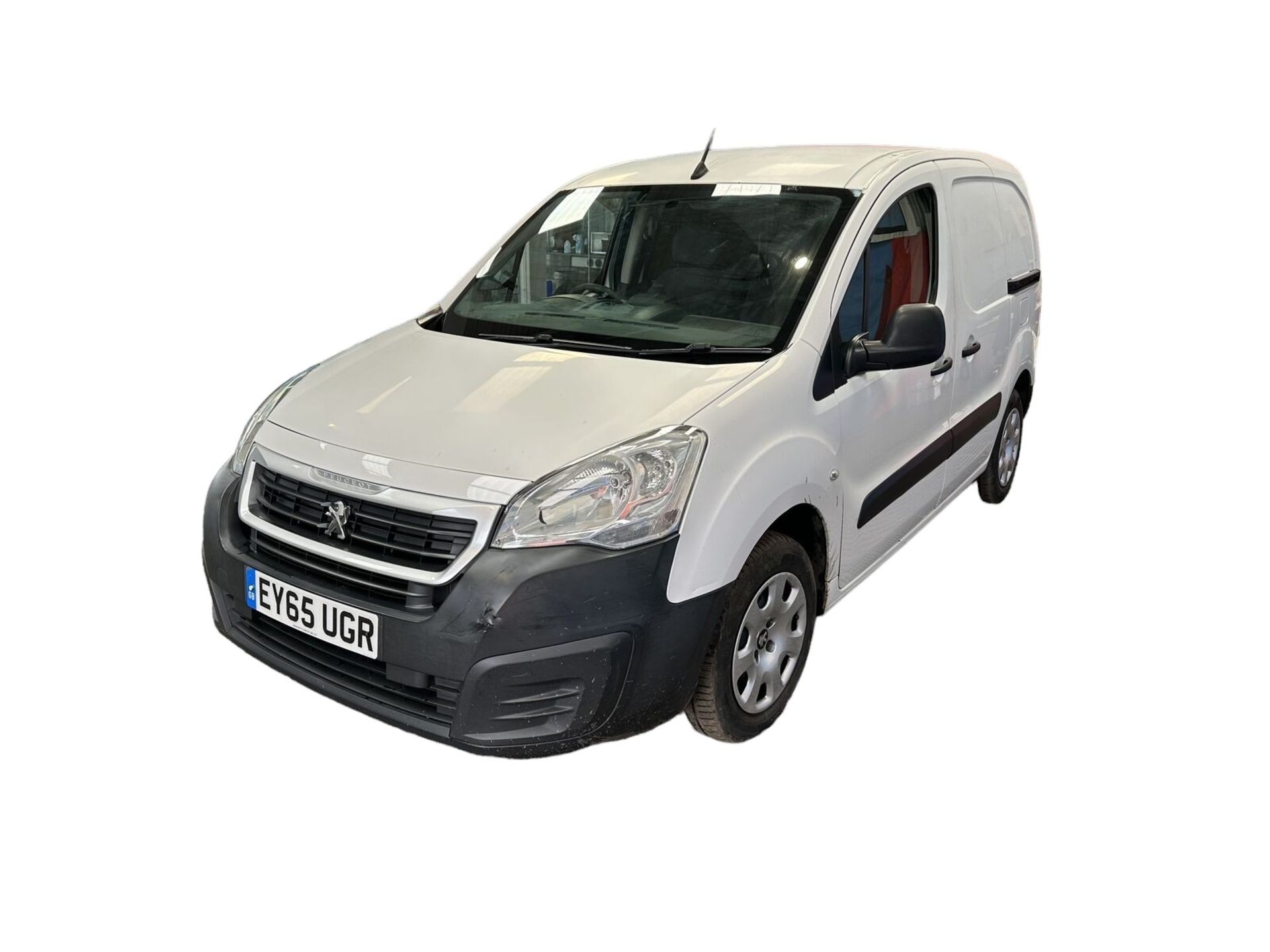 RELIABLE TRAVEL COMPANION: WHITE PEUGEOT PARTNER L1 DIESEL VAN >>--NO VAT ON HAMMER--<<