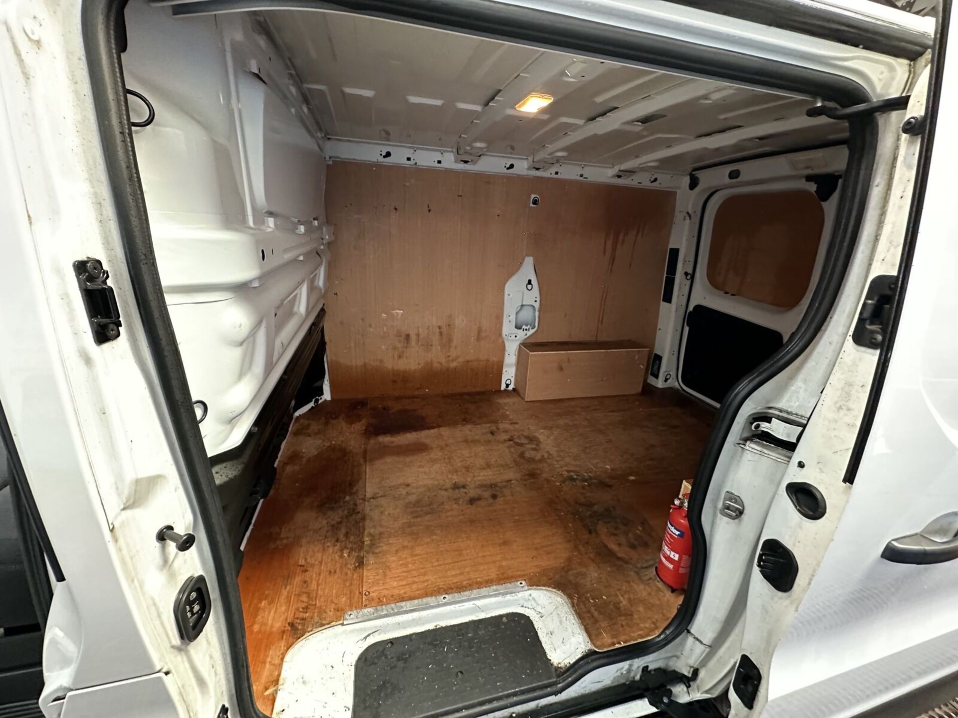 EFFICIENT TRAVELER: RENAULT TRAFIC VIVARO SWB PANEL VAN - Image 9 of 14