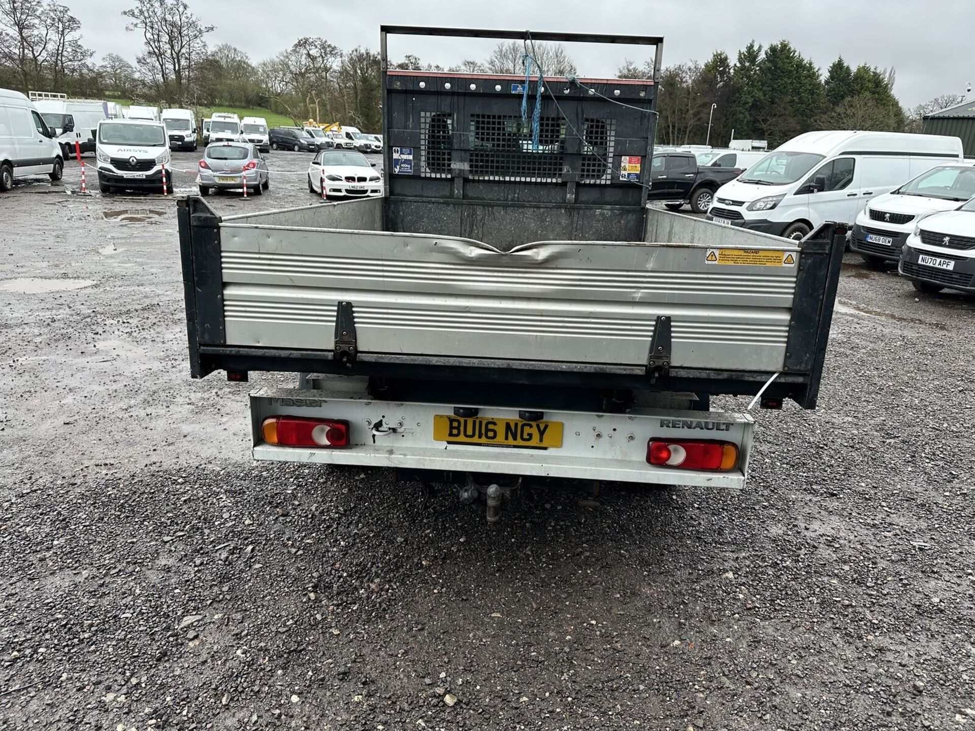 MASTERING WORK: 2016 RENAULT MASTER LWB CREW CAB TIPPER, TIP-TOP CONDITION >>--NO VAT ON HAMMER--<< - Image 12 of 13