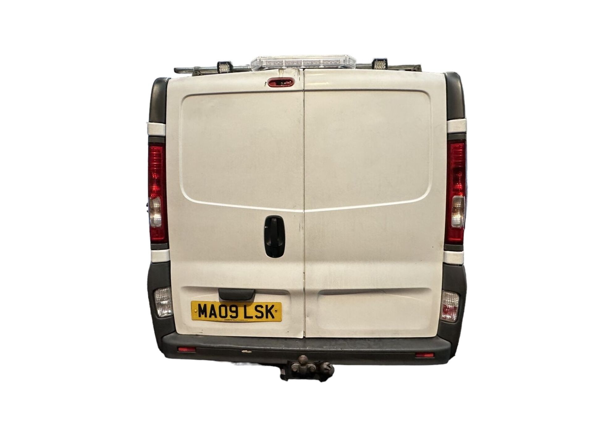 EXPLORE IN STYLE: 2009 RENAULT TRAFIC VIVARO LWB CAMPER CONVERSION - Image 4 of 13