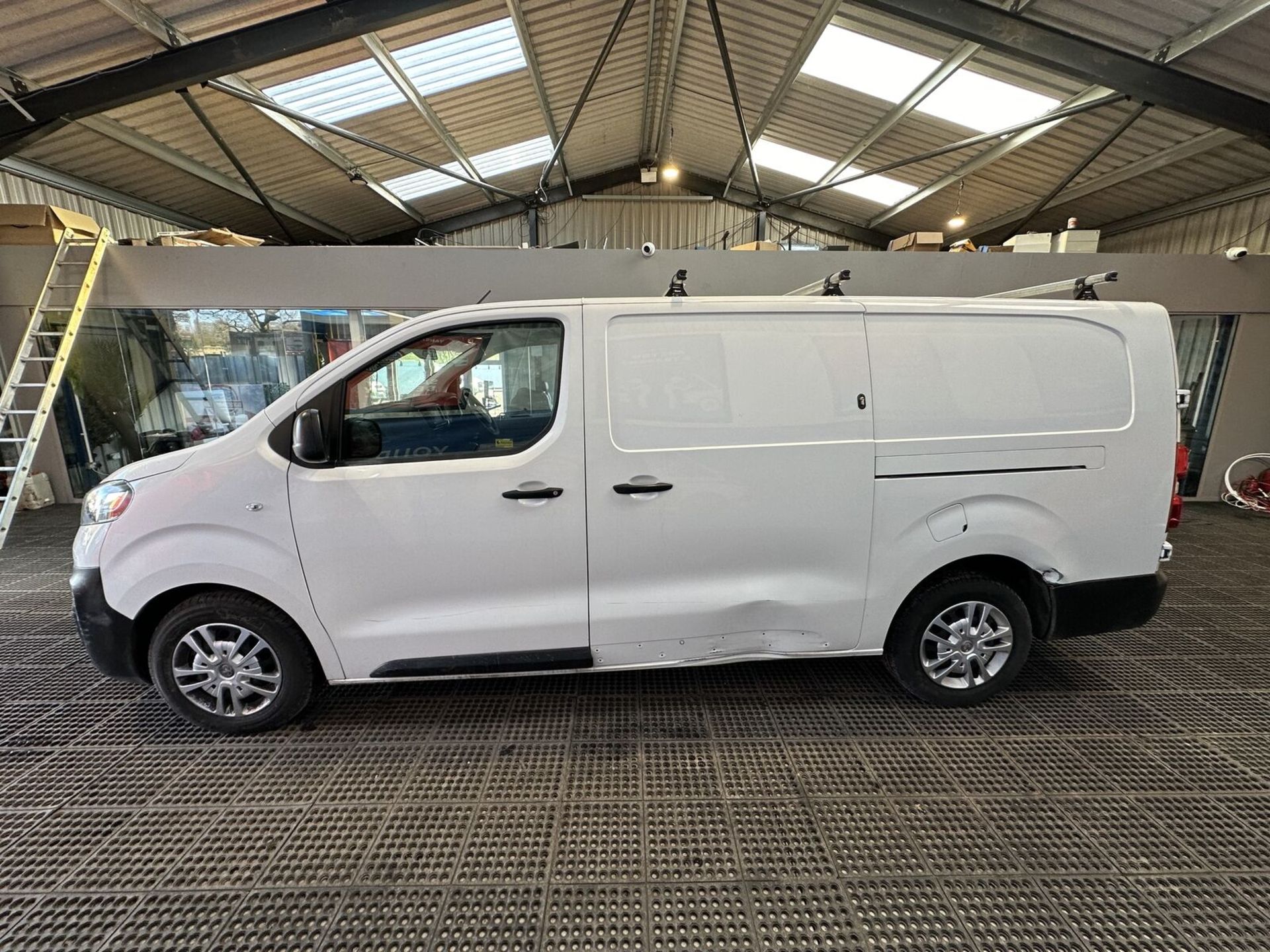 EFFICIENT COMMUTER: 70 PLATE VAUXHALL VIVARO TRAFIC PANEL VAN - Image 5 of 15