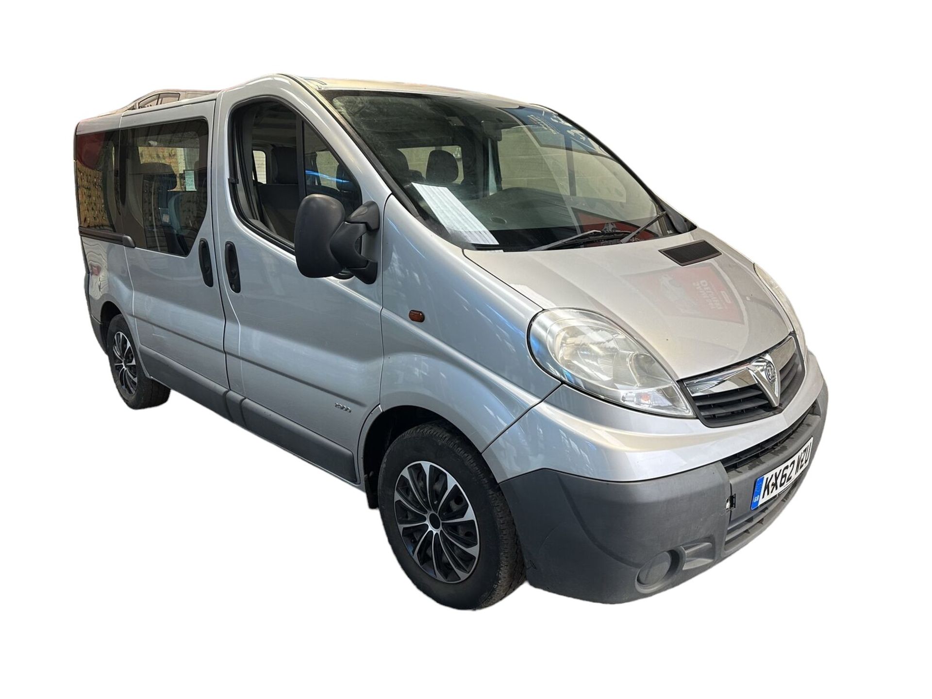 CAMPUS CRUISER: SILVER VAUXHALL VIVARO 2900 COMBI, FACTORY 9-SEATER >>--NO VAT ON HAMMER--<<