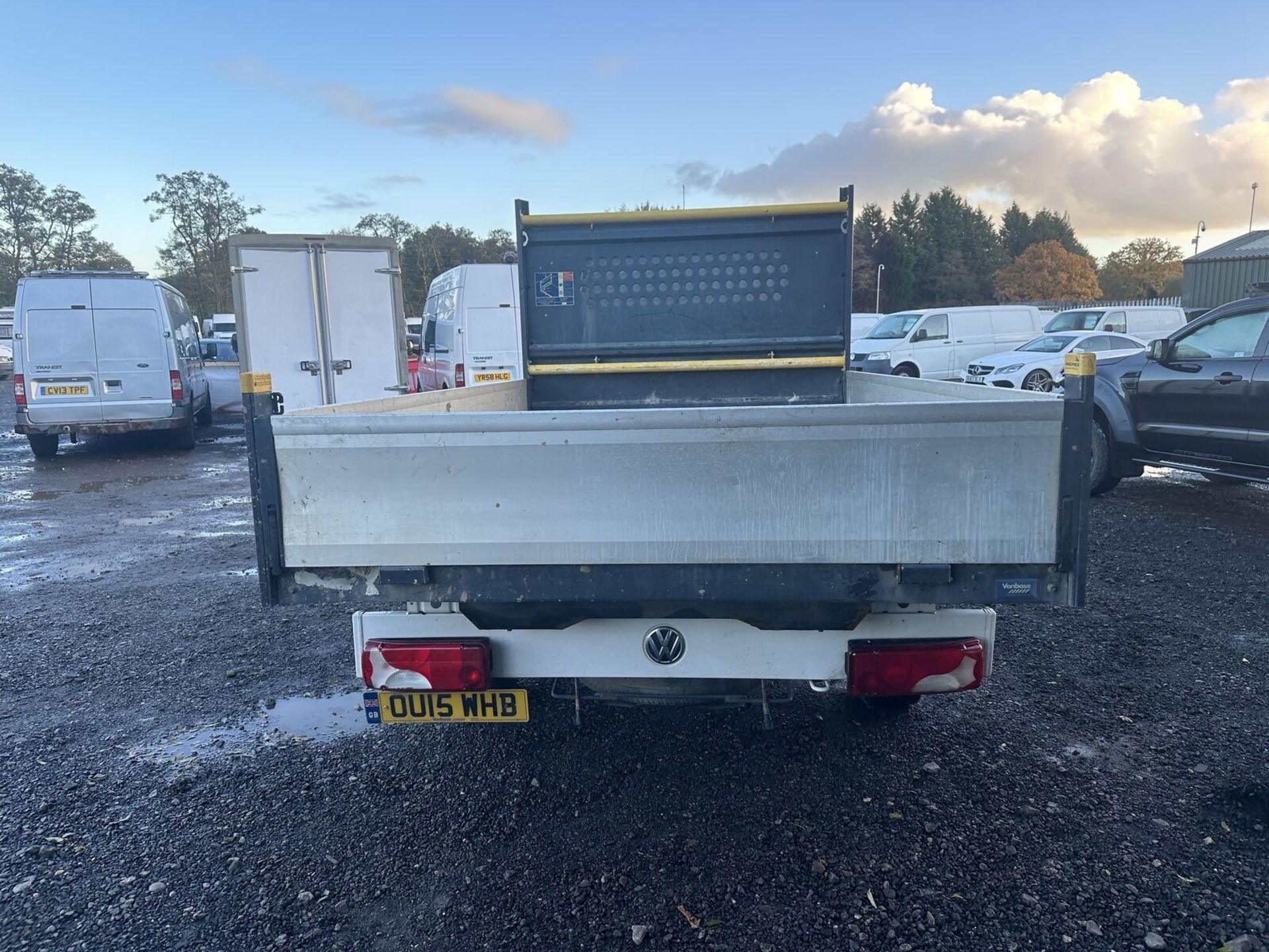 EFFICIENT VW CRAFTER CR35 FLATBED: LOW MILEAGE, PRISTINE CONDITION >>--NO VAT ON HAMMER--<< - Image 12 of 15