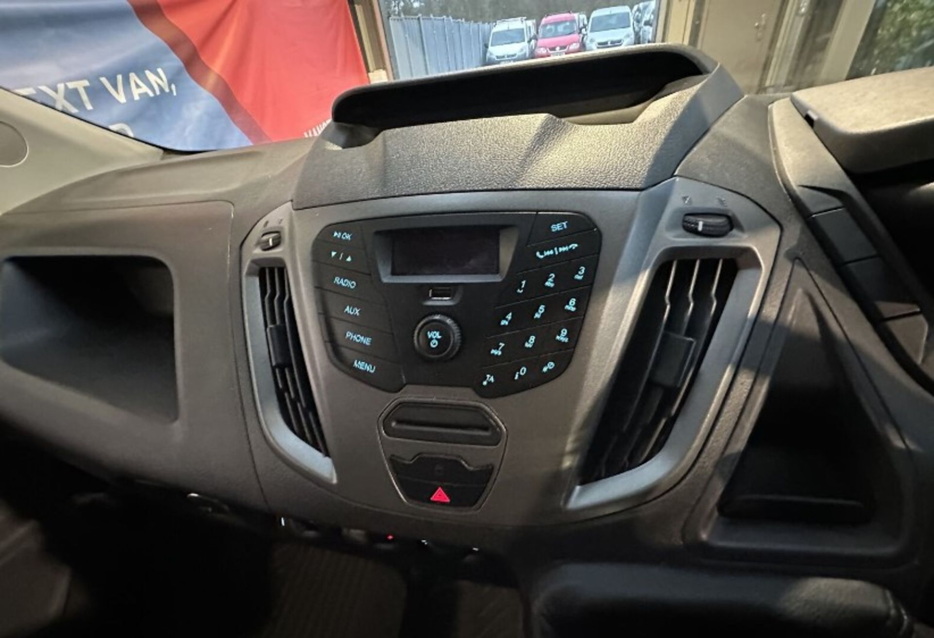IMMACULATE WORKHORSE: 2018 FORD TRANSIT CUSTOM LOW ROOF VAN >>--NO VAT ON HAMMER--<< - Image 5 of 11