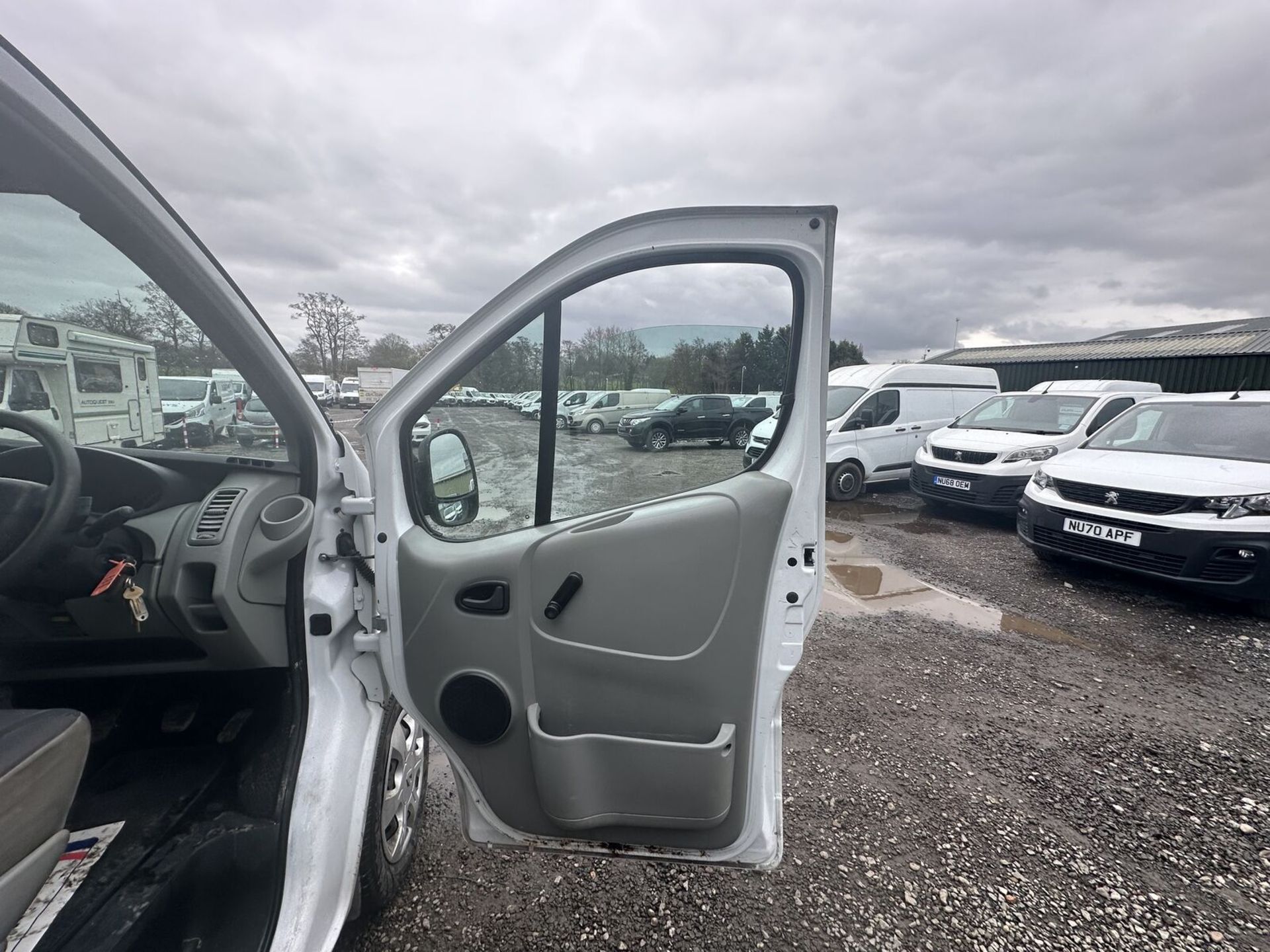 READY FOR ACTION: 61 PLATE VAUXHALL VIVARO - ROOF RACK, BARGAIN DEAL >>--NO VAT ON HAMMER--<< - Image 7 of 15