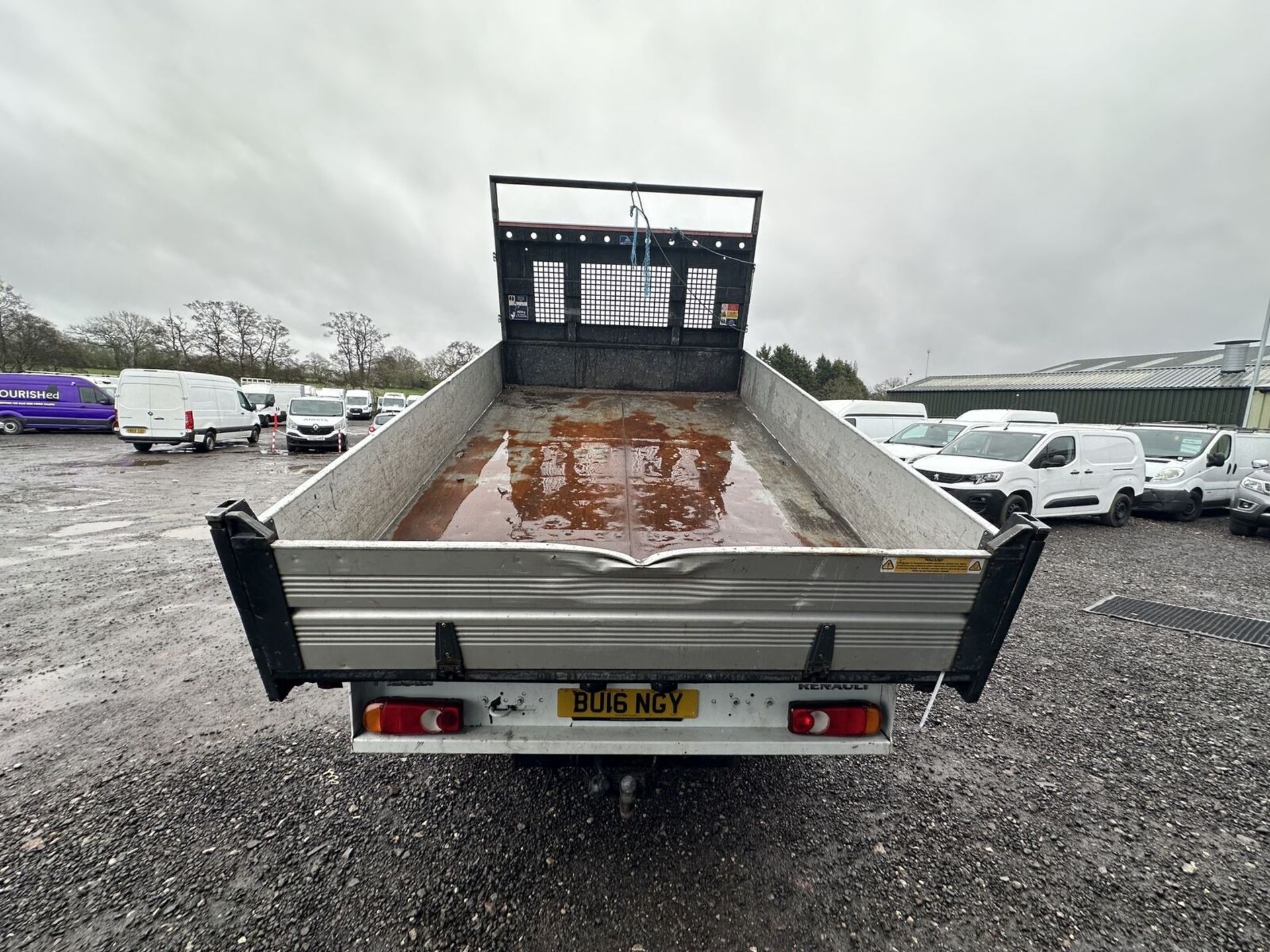 MASTERING WORK: 2016 RENAULT MASTER LWB CREW CAB TIPPER, TIP-TOP CONDITION >>--NO VAT ON HAMMER--<< - Image 10 of 13