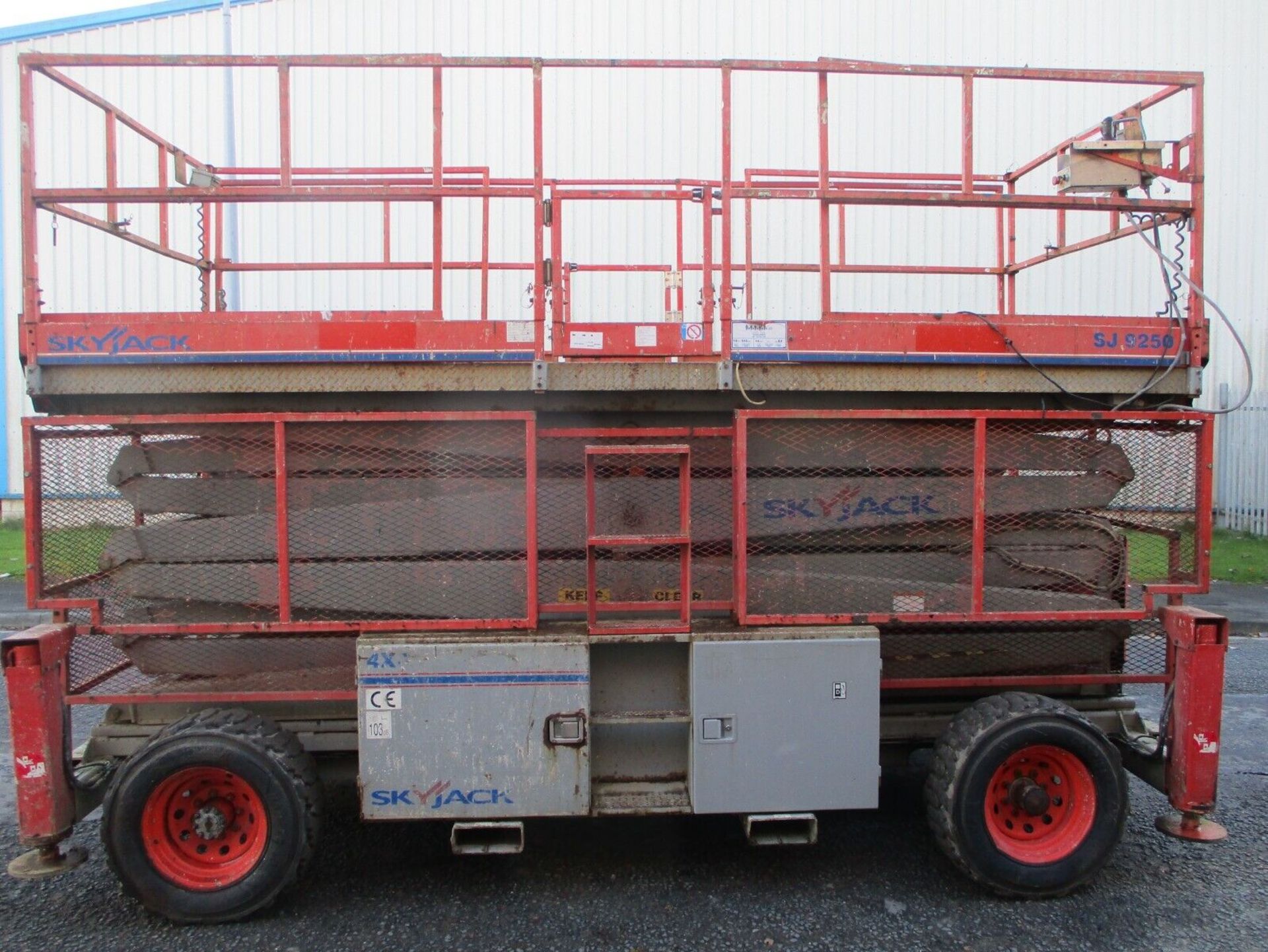 SKYJACK SJ9250 SCISSOR LIFT YEAR 2007