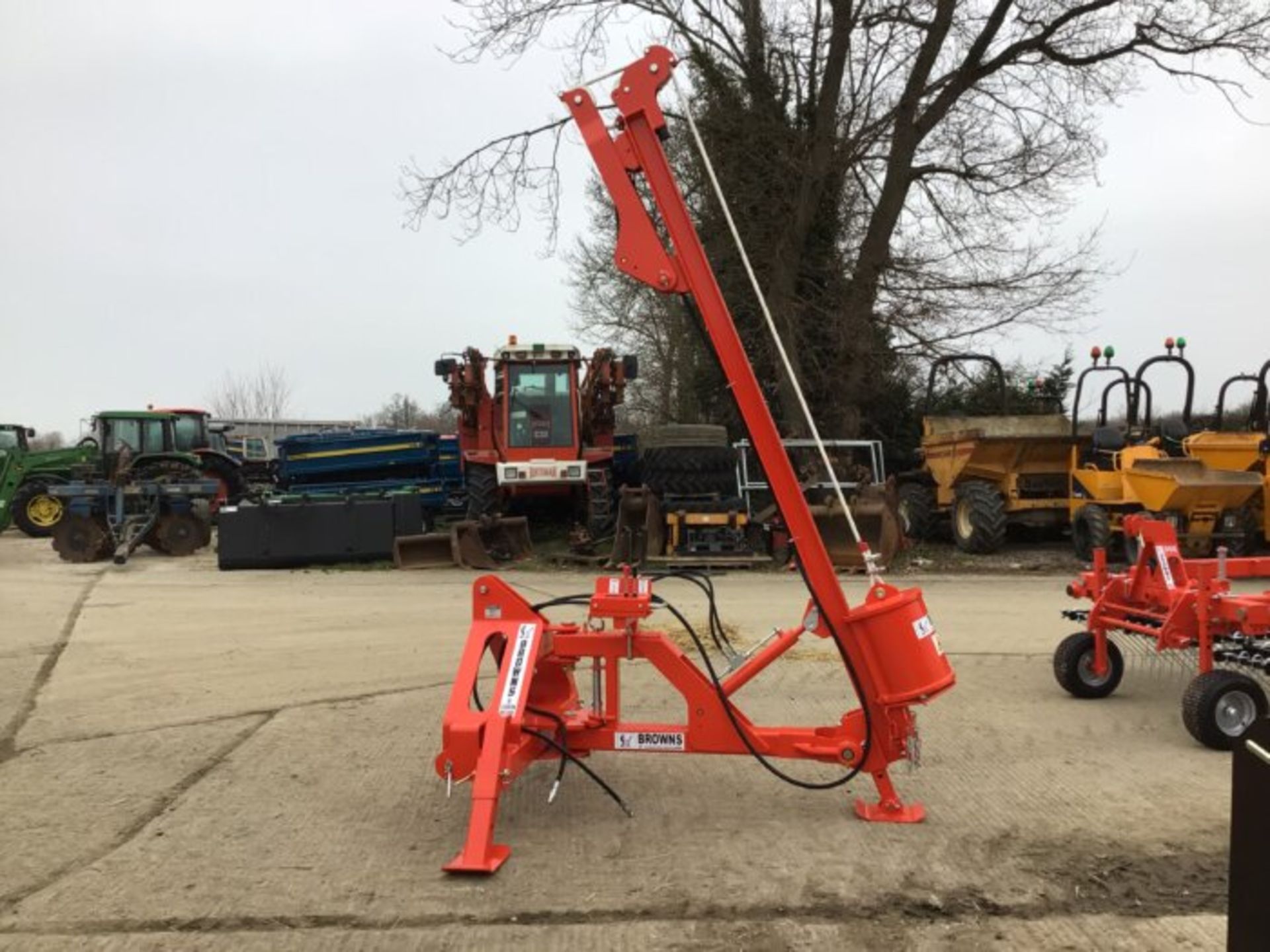 NEW BROWNS POST KNOCKER. 3 POINT LINKAGE. MANUAL SWIVEL. HYDRAULIC TILT.