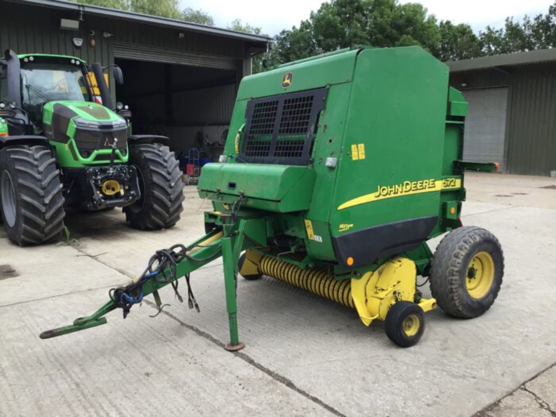 YEAR 2005 JOHN DEERE 572 ROUND BALER - Image 2 of 7