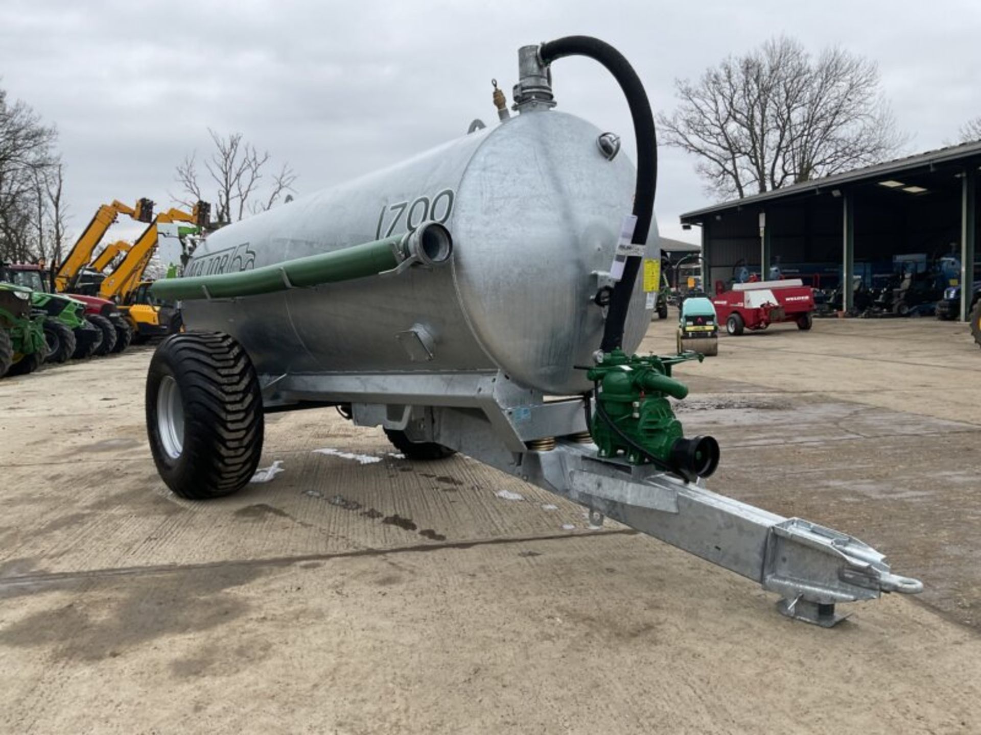 MAJOR 1700 GALLON VACUUM TANKER - Image 8 of 8