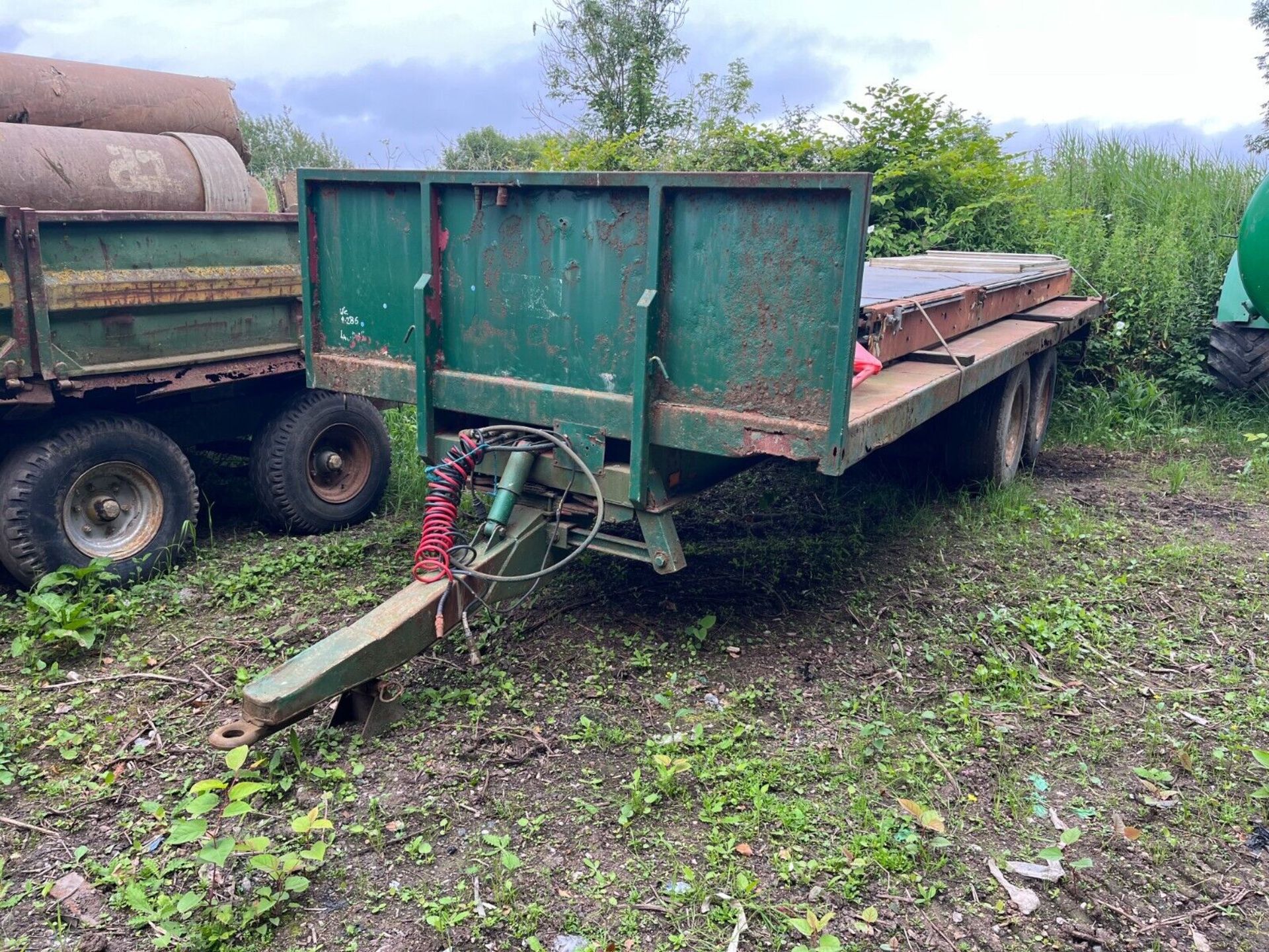 26 FOOT LONG FLAT BALE TRACTOR TRAILER AIR / HYDRAULIC BRAKES SPRUNG DRAWBAR - Image 2 of 11