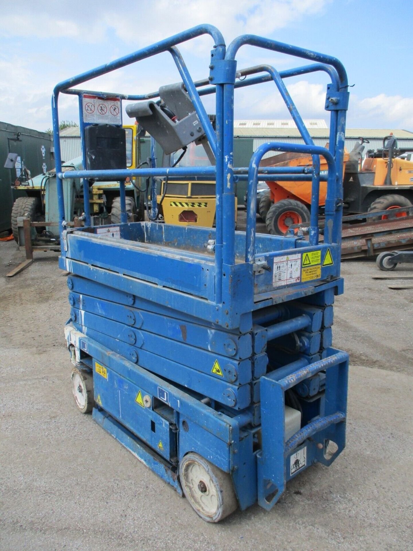 UPRIGHT MX19 SCISSOR LIFT 7.8 METRES WORKING HEIGHT - Image 7 of 12