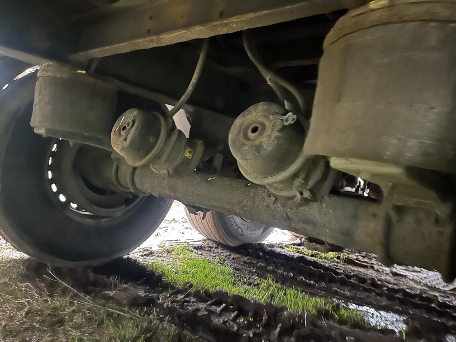 2009 MONTRACON TRI AXLE BOX TRAILER ROR AXLES - Image 12 of 14