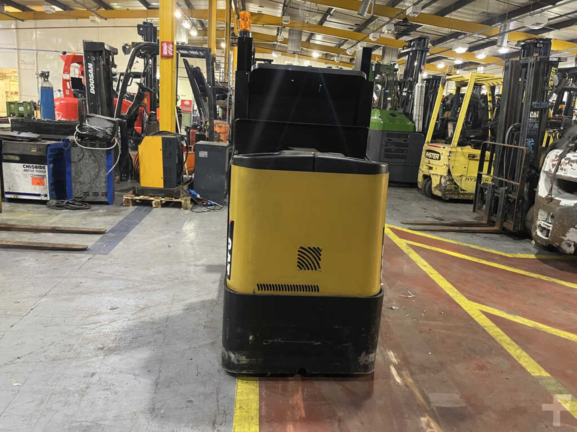 2013 CAT LIFT TRUCKS NOL10NF *CHARGER INCLUDED - Image 3 of 4