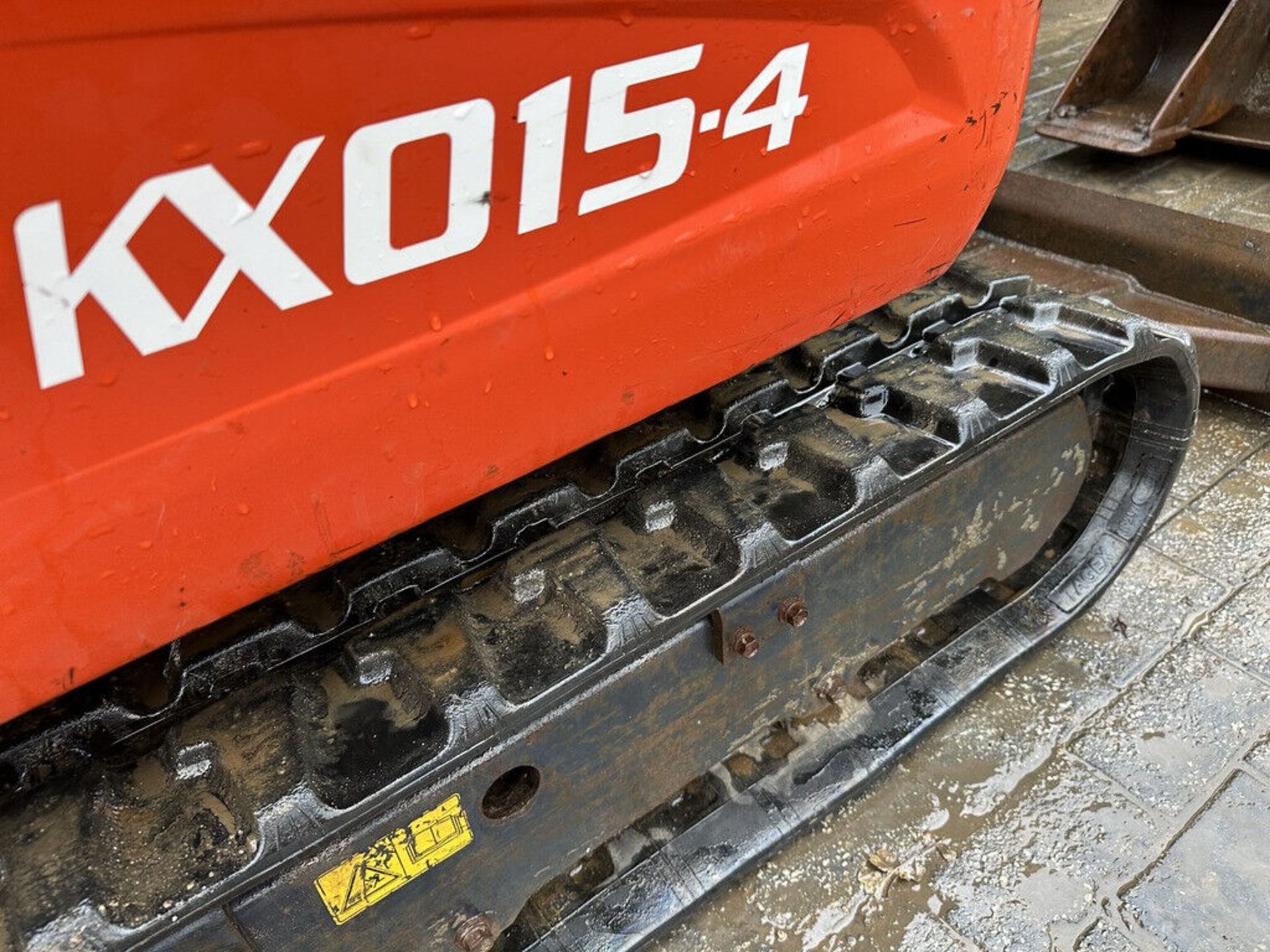 EARTH-MOVING EXCELLENCE: 2017 KUBOTA DIESEL DIGGER WITH 3 BUCKETS - Image 3 of 12