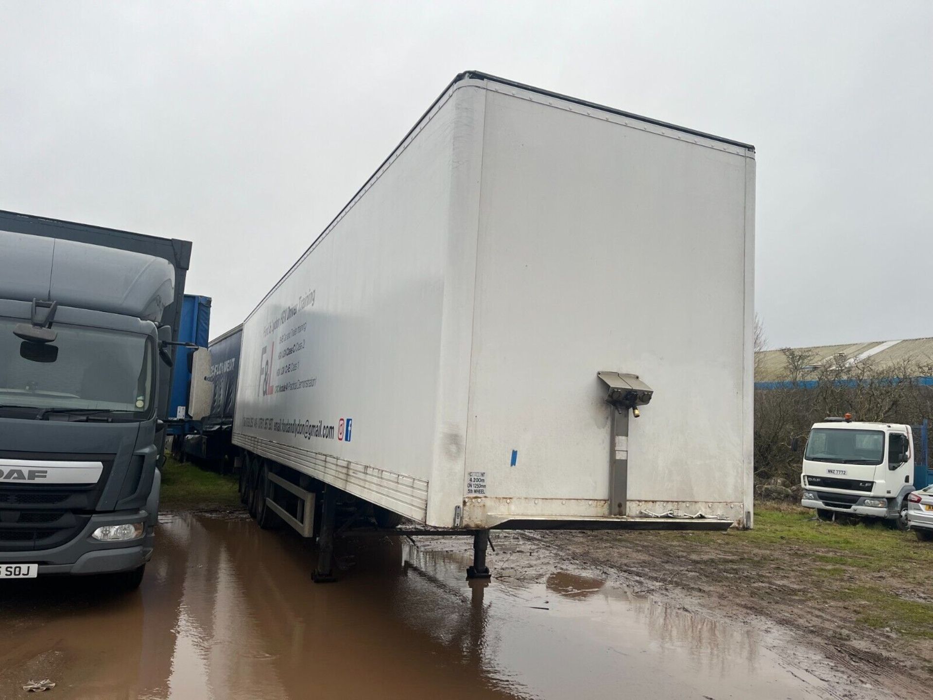 2009 MONTRACON TRI AXLE BOX TRAILER ROR AXLES - Image 14 of 14