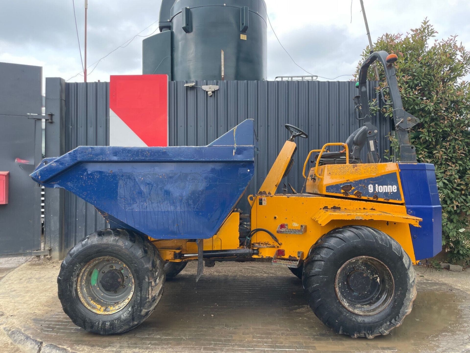 2016 THWAITES 9 TONNE DUMPER: ROBUST PERFORMANCE WITH 5622 HOURS - Image 3 of 12