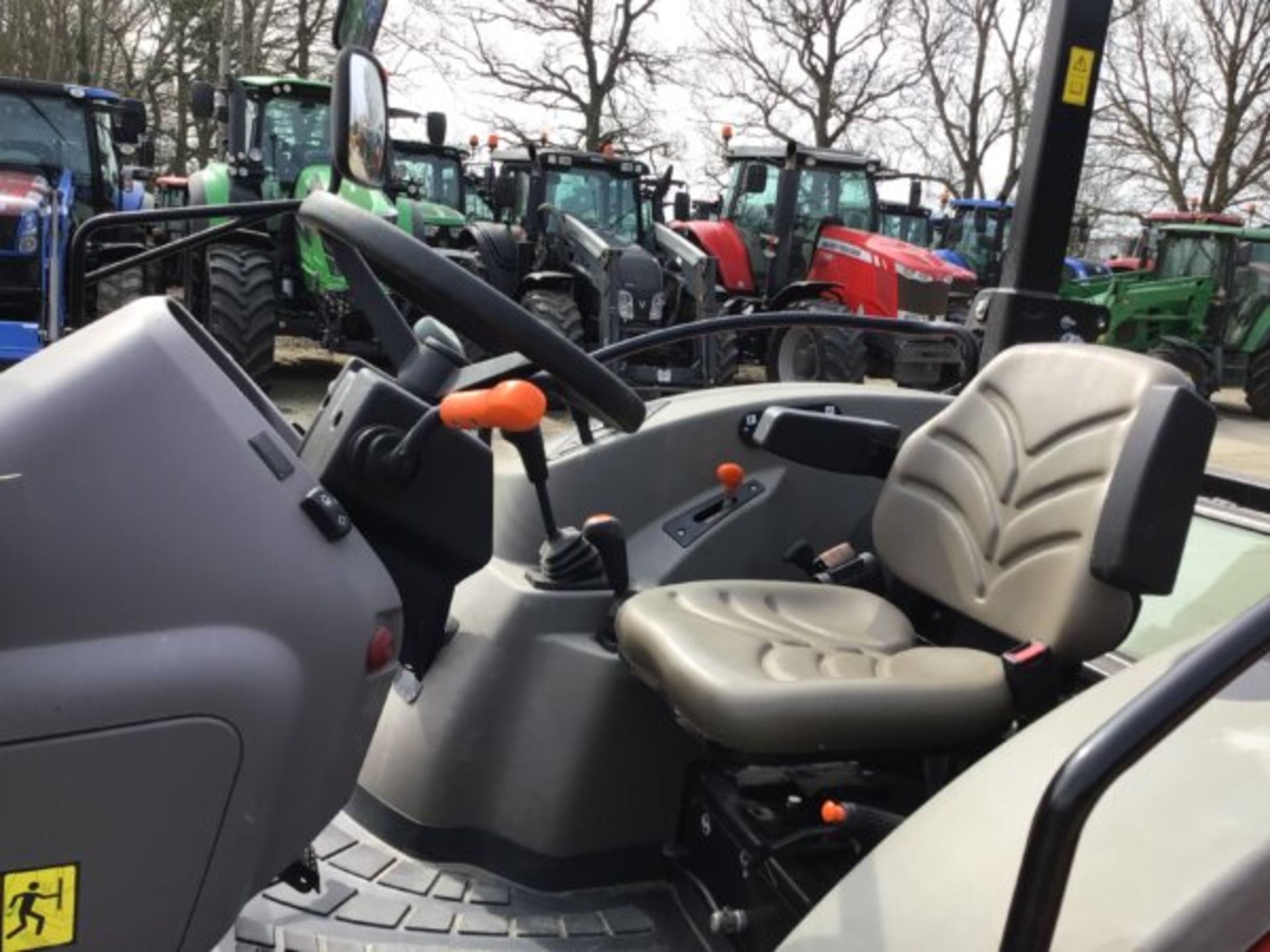 YEAR 2019 – 19 REG CASE IH 55A FARMALL WITH CASE IH LRA3518 LOADER. 2 SPOOLS. 2 WD. - Image 6 of 7