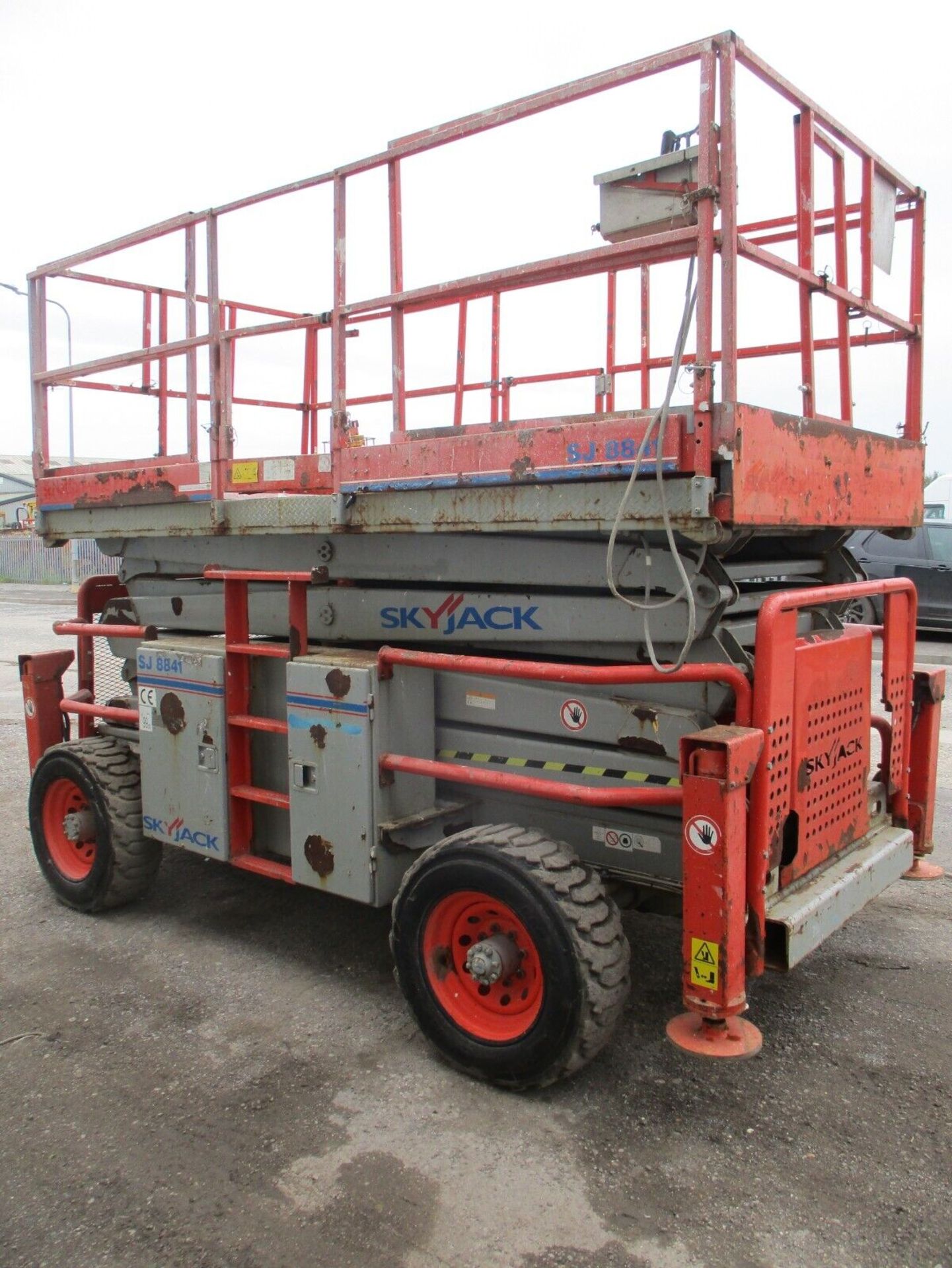 SKYJACK SJ8841 SCISSOR LIFT YEAR 2012 - Image 5 of 9