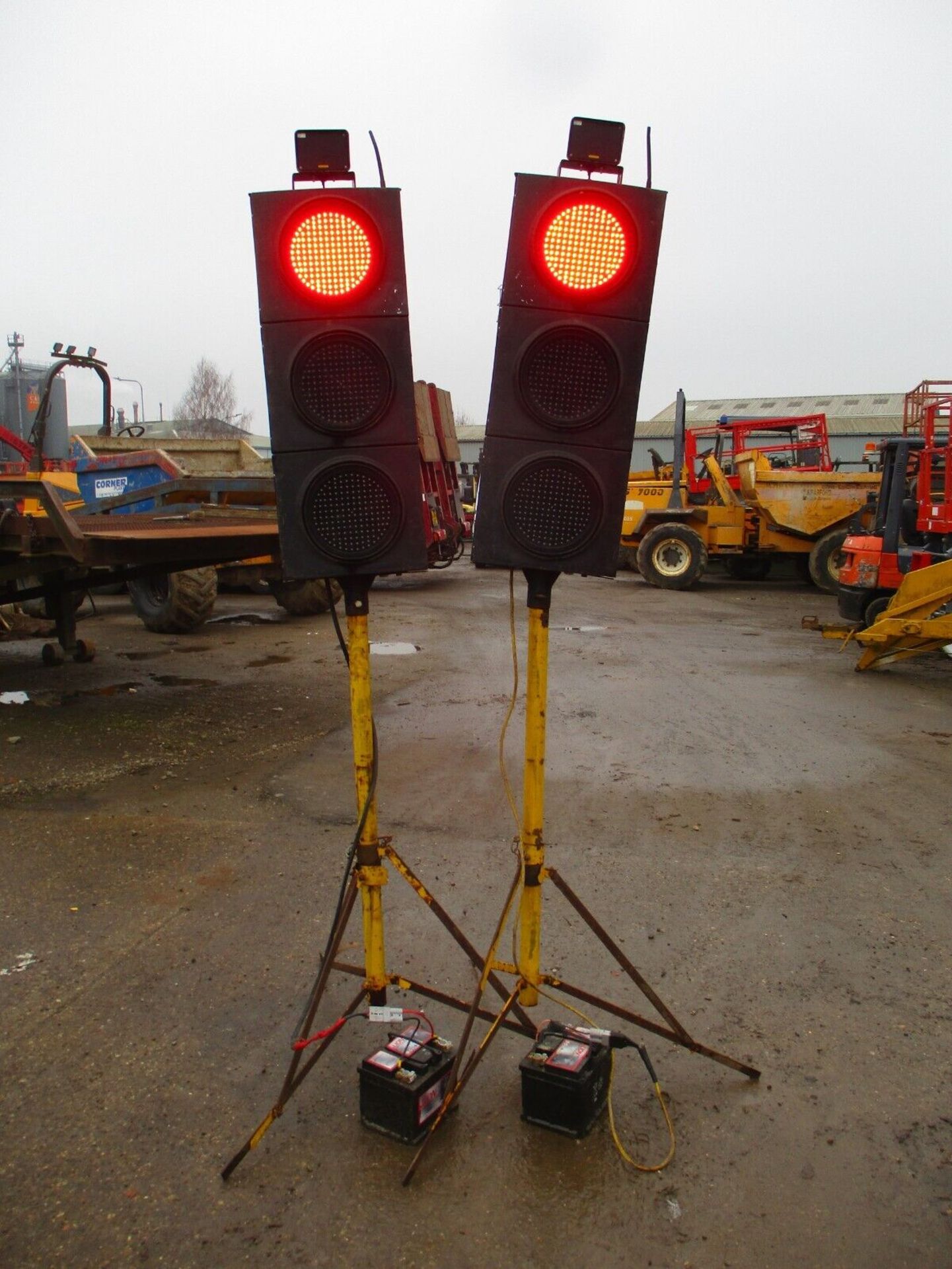 TRAFFIC SOLUTIONS AT YOUR FINGERTIPS: HOLLCO'S PORTABLE SIGNALS - Image 3 of 6
