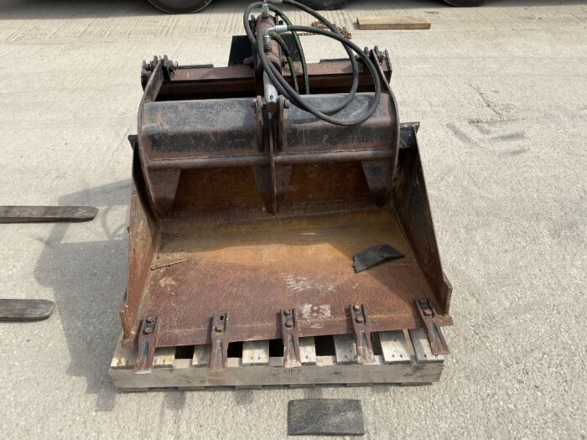 2021 MANITOU 850R SKID STEER WITH PALLET FORKS, DUNG GRAB & BUCKET. REAR CAMERA. - Image 8 of 13