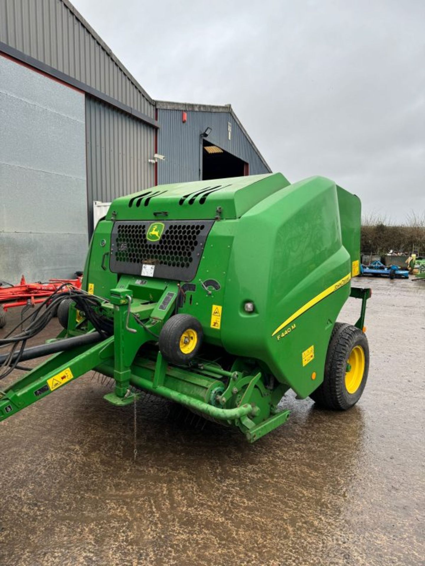 JOHN DEERE F440M ROUND BALER.