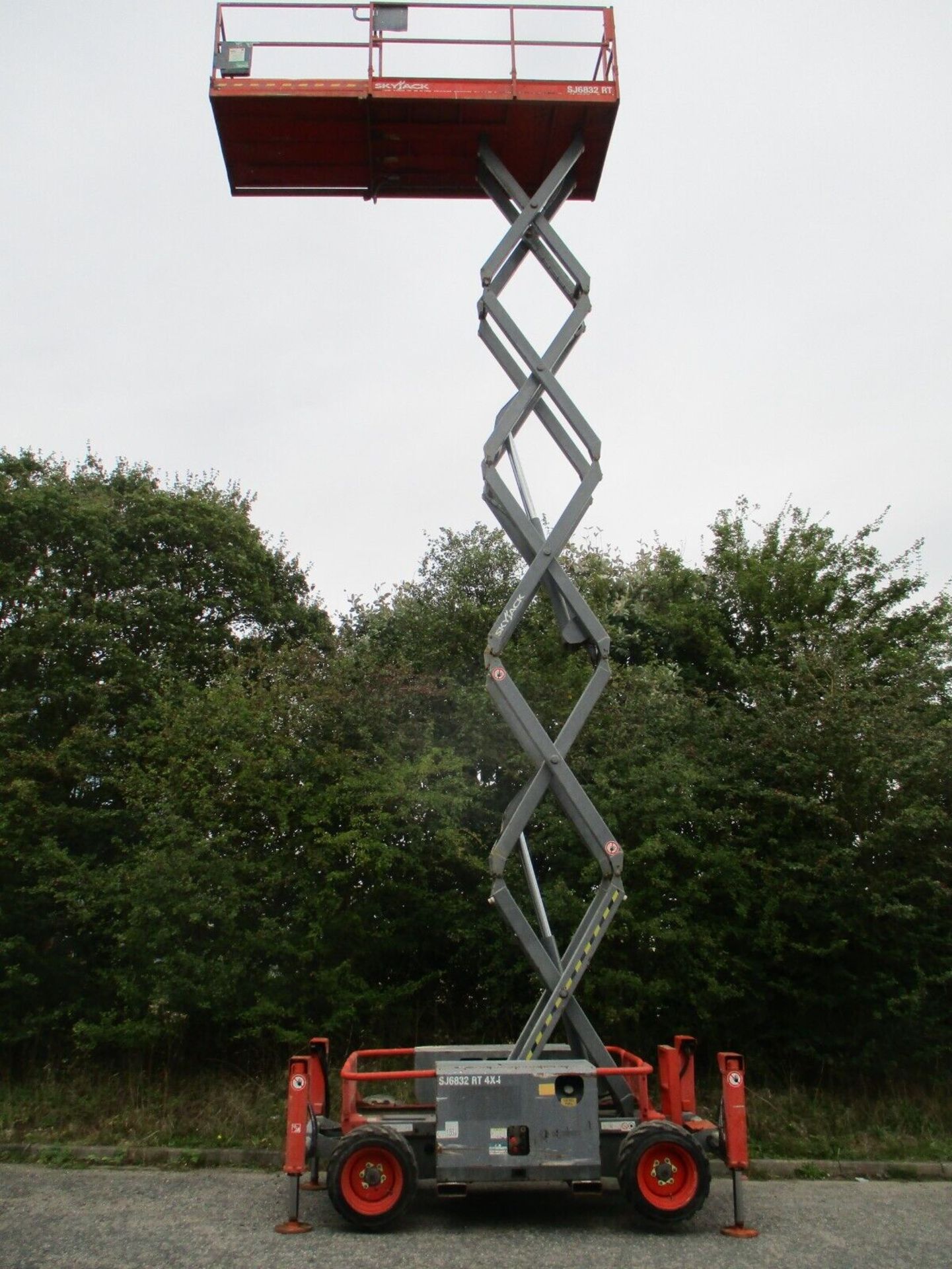 KUBOTA ENGINE SKYJACK SJ6832 SCISSOR LIFT - Image 3 of 14