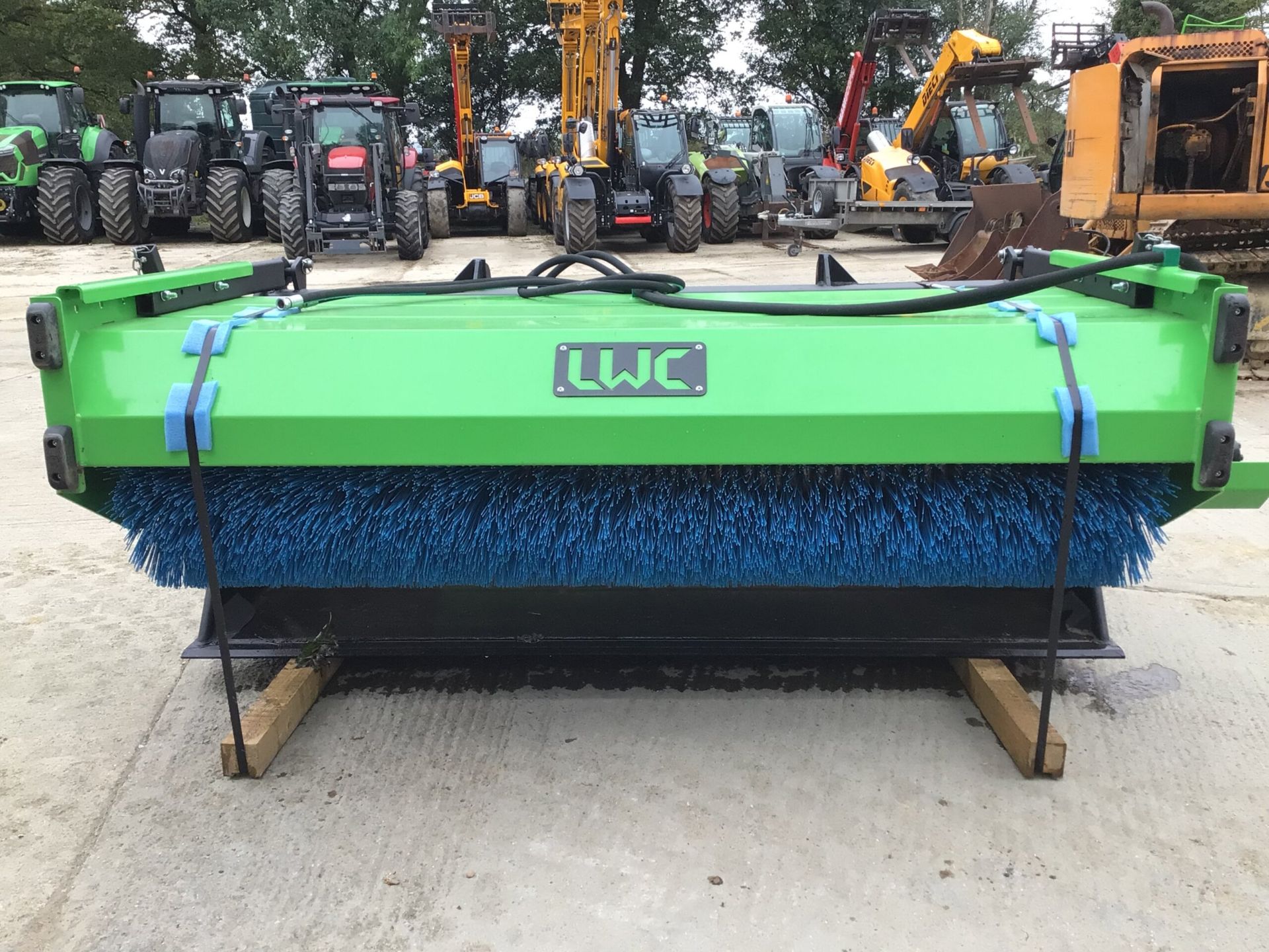 2021 LWC SWEEPER BUCKET BRUSH - Image 6 of 8