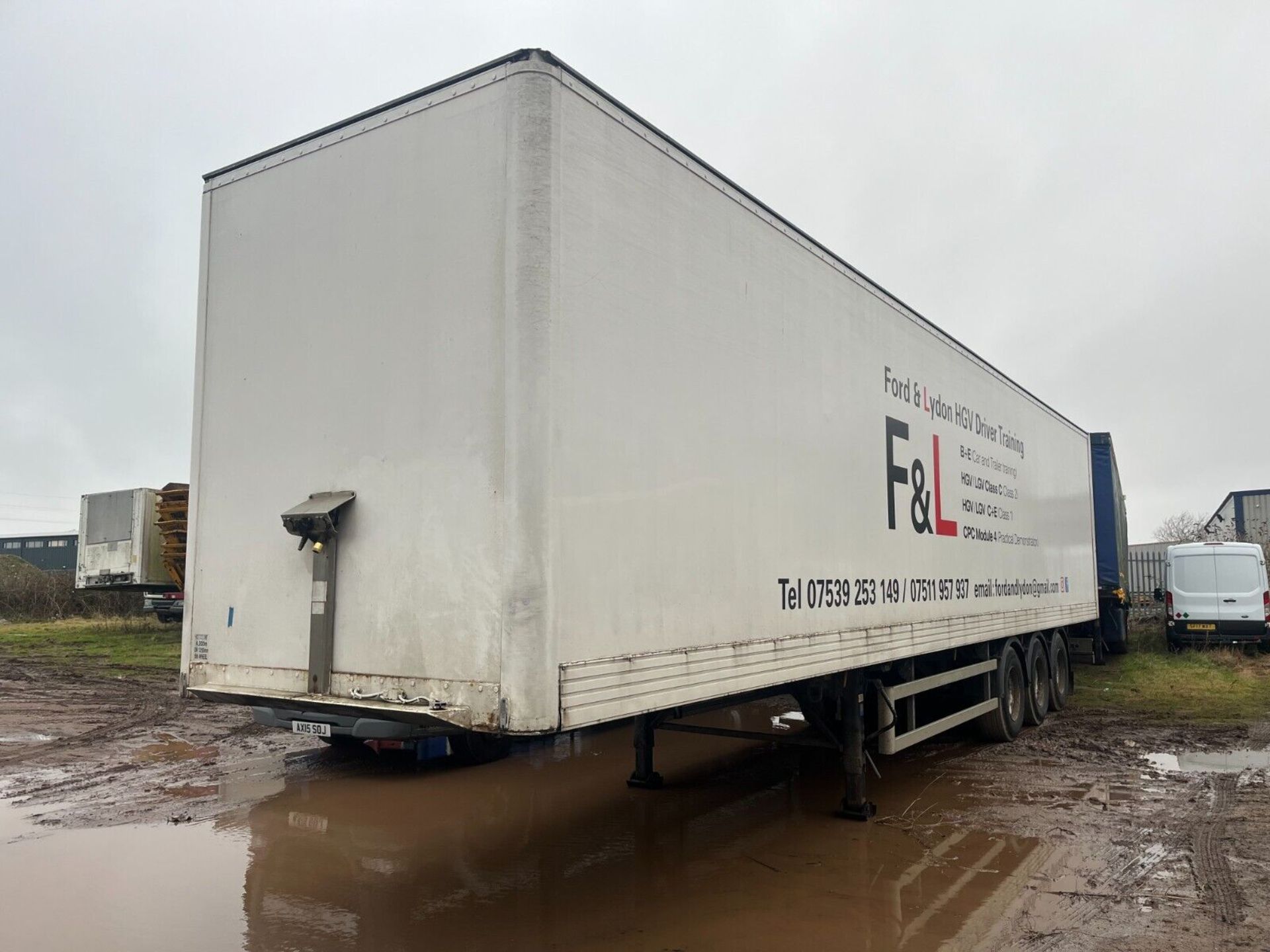 2009 MONTRACON TRI AXLE BOX TRAILER ROR AXLES