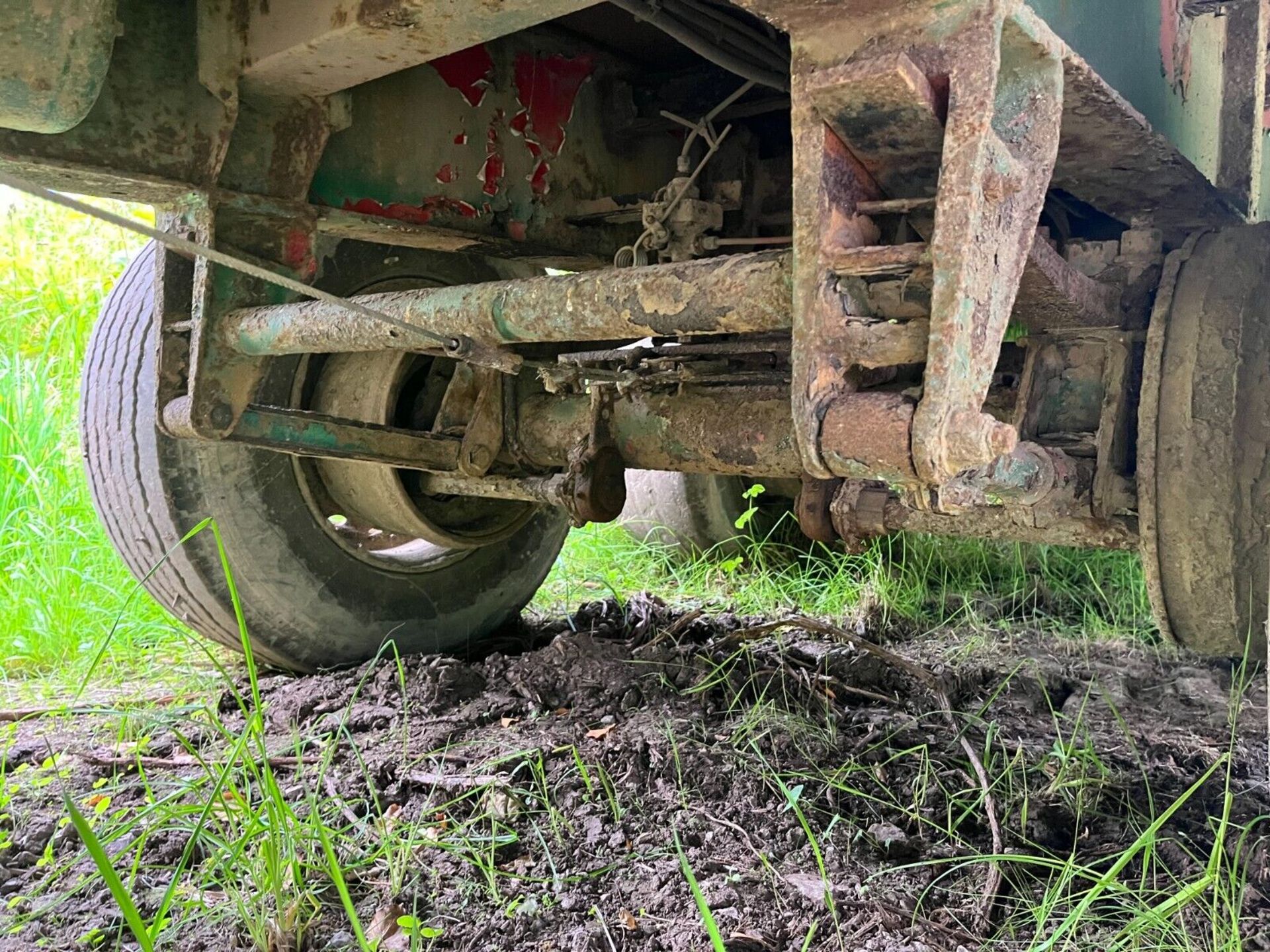 26 FOOT LONG FLAT BALE TRACTOR TRAILER AIR / HYDRAULIC BRAKES SPRUNG DRAWBAR - Image 6 of 11