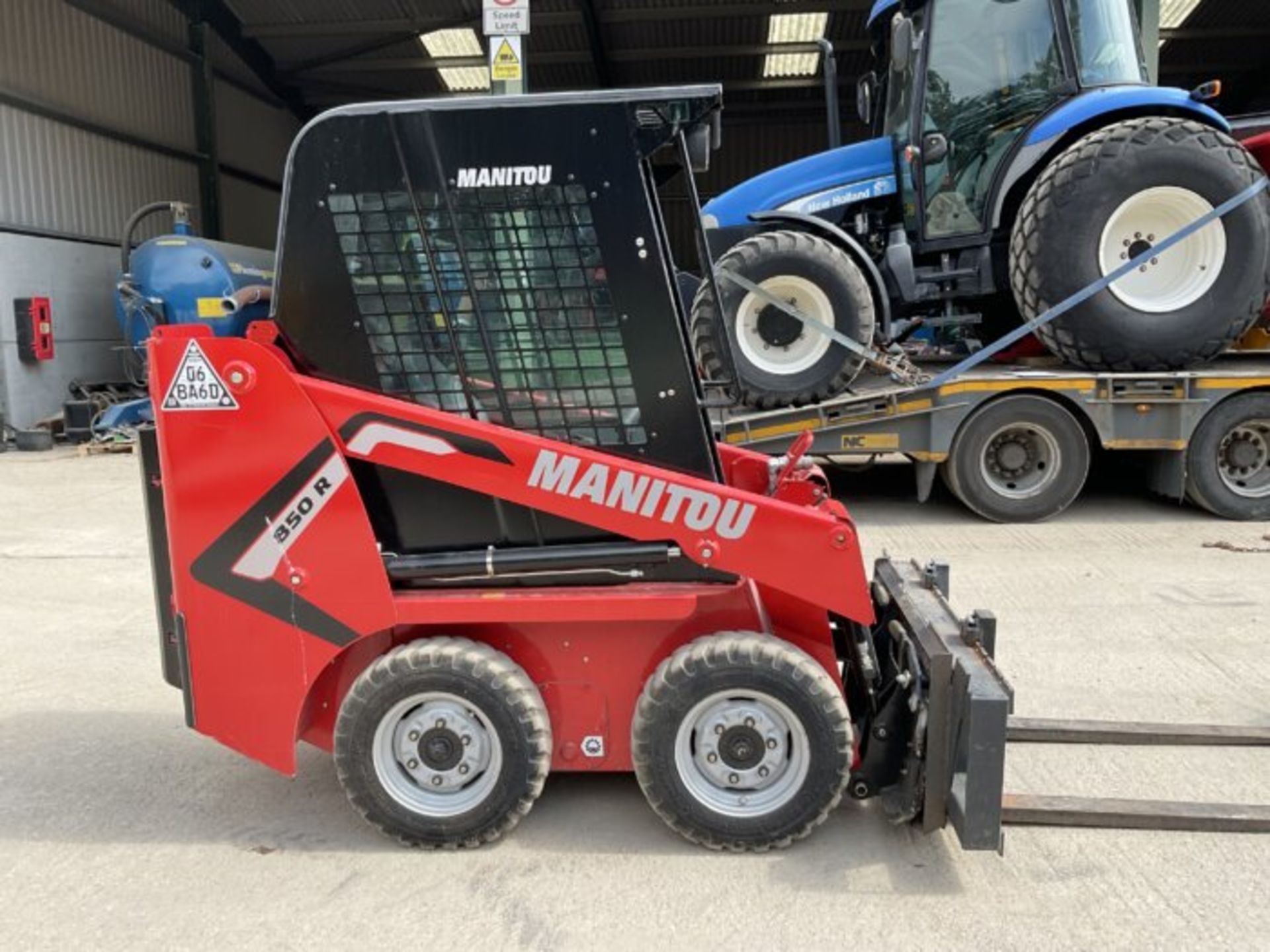 2021 MANITOU 850R SKID STEER WITH PALLET FORKS, DUNG GRAB & BUCKET. REAR CAMERA. - Image 2 of 13