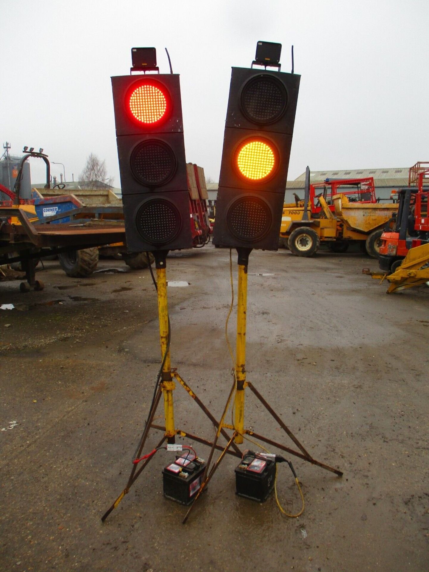 TRAFFIC SOLUTIONS AT YOUR FINGERTIPS: HOLLCO'S PORTABLE SIGNALS - Image 4 of 6