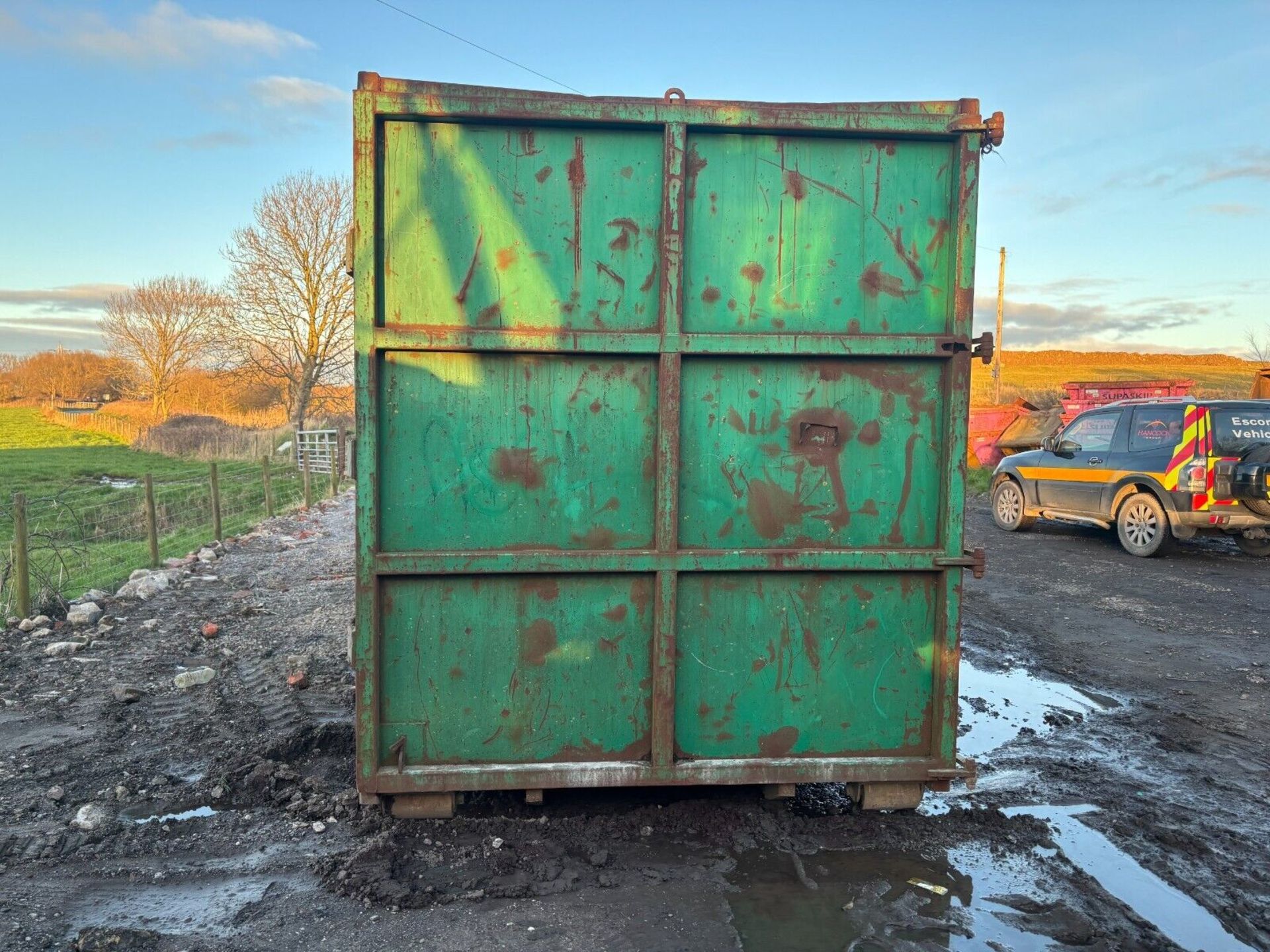 EFFICIENT HAULING: 45-YARD HOOKLIFT BIN, READY TO ROLL - Image 7 of 10