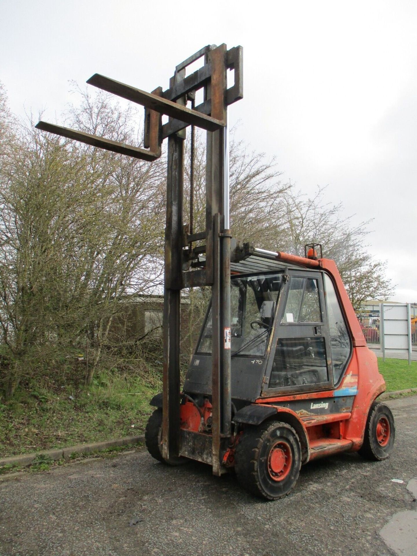 LINDE H70D FORKLIFT: LIFTING POWERHOUSE AT 6500KG - Image 8 of 15