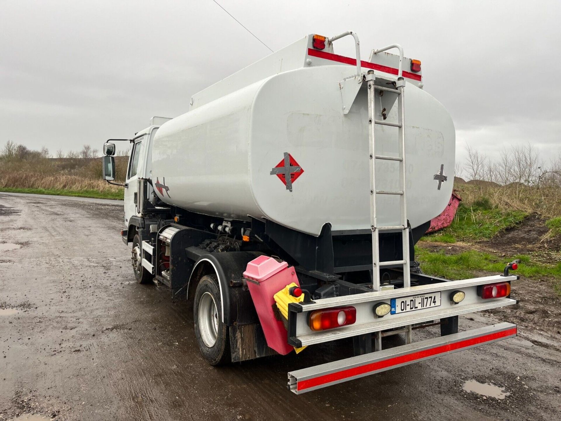 STURDY AND READY: LEYLAND DAF FA45.150 TANKER, 8 STUD AXLES - Image 18 of 21