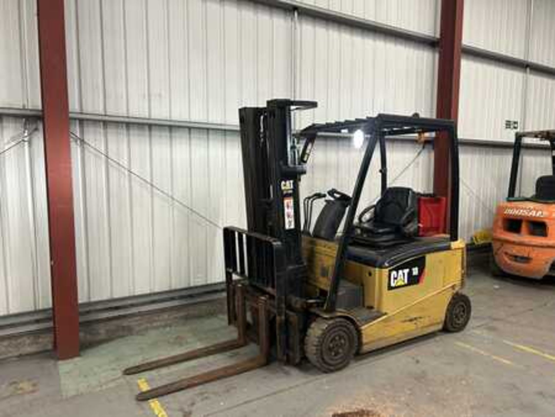ELECTRIC - 4 WHEELS CAT LIFT TRUCKS EP18PN *CHARGER INCLUDED - Bild 5 aus 6