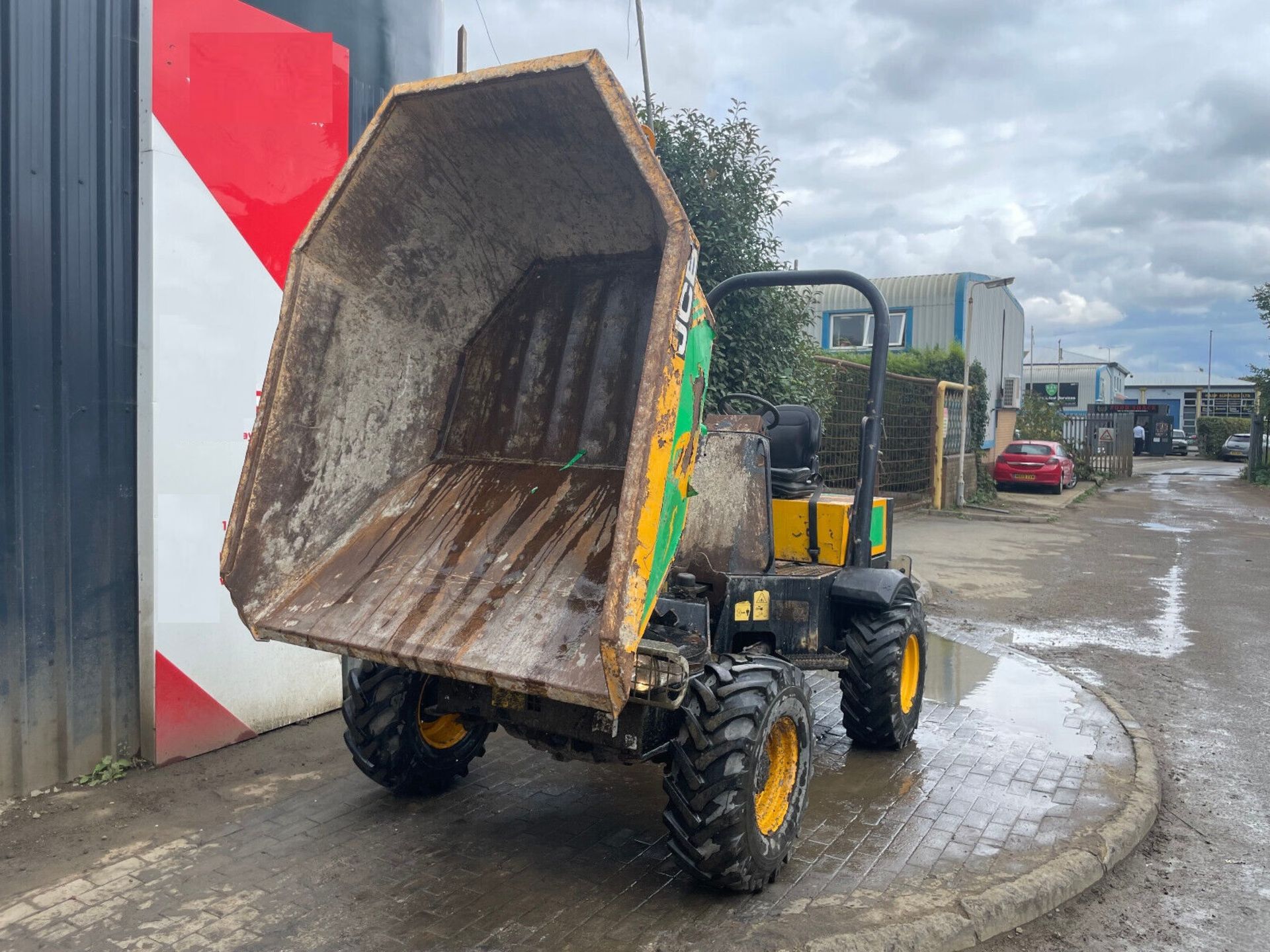 DURABLE DUMPING: JCB 3TSTM 3T SWIVEL DUMPER (2015) - Image 6 of 6