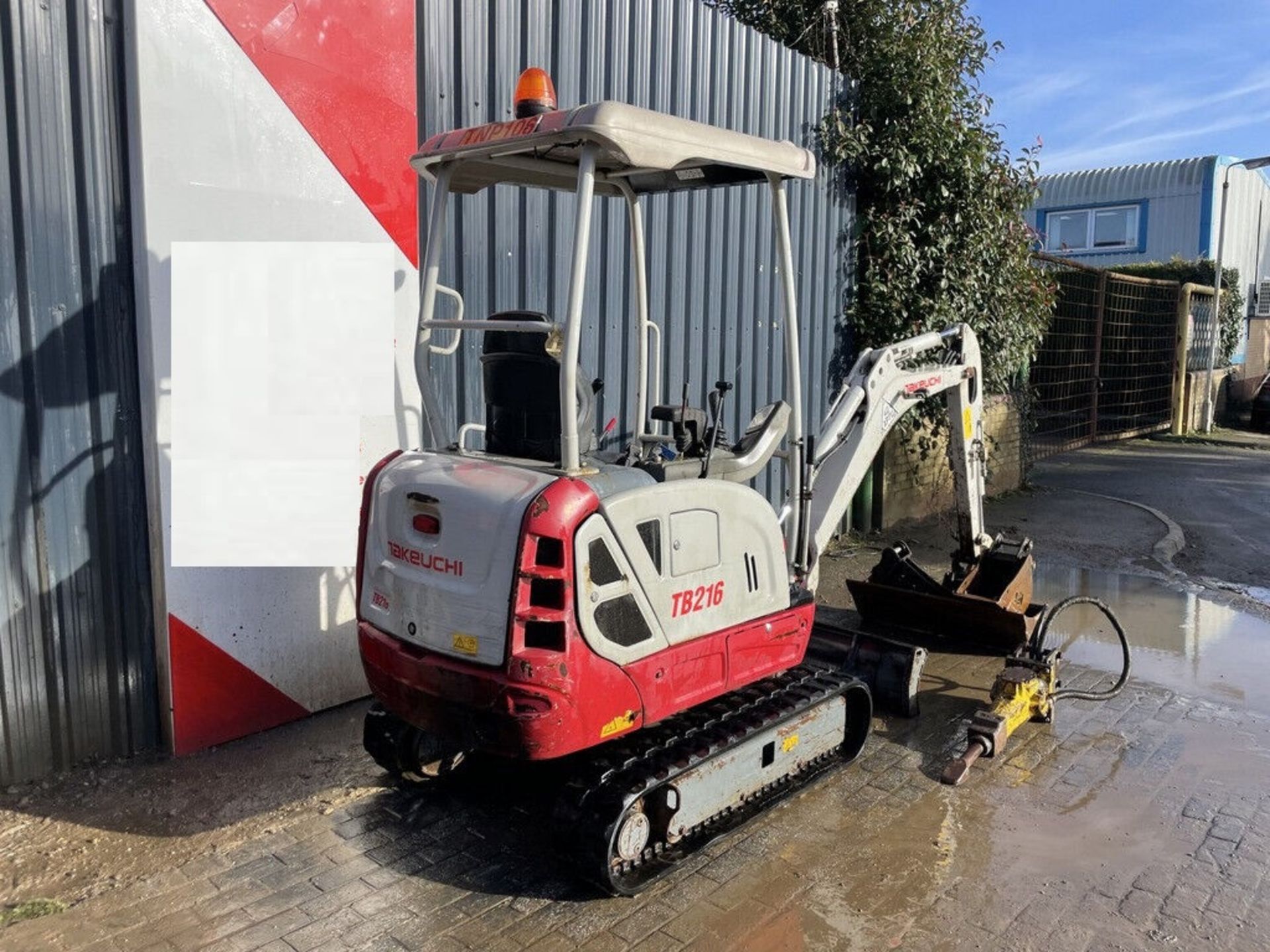 EFFICIENCY REDEFINED: 2017 TAKEUCHI TB216 WITH ATLAS COPCO BREAKER - Bild 4 aus 10