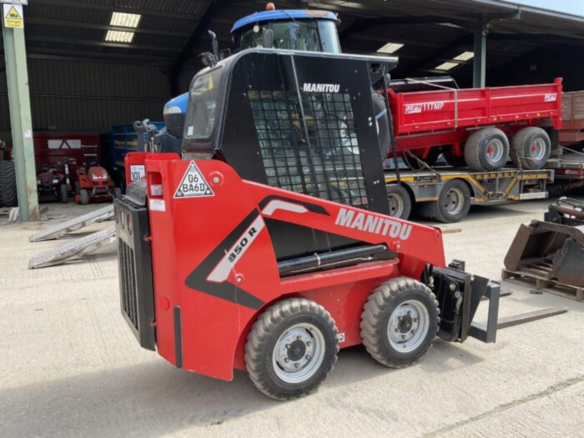 2021 MANITOU 850R SKID STEER WITH PALLET FORKS, DUNG GRAB & BUCKET. REAR CAMERA. - Image 11 of 13