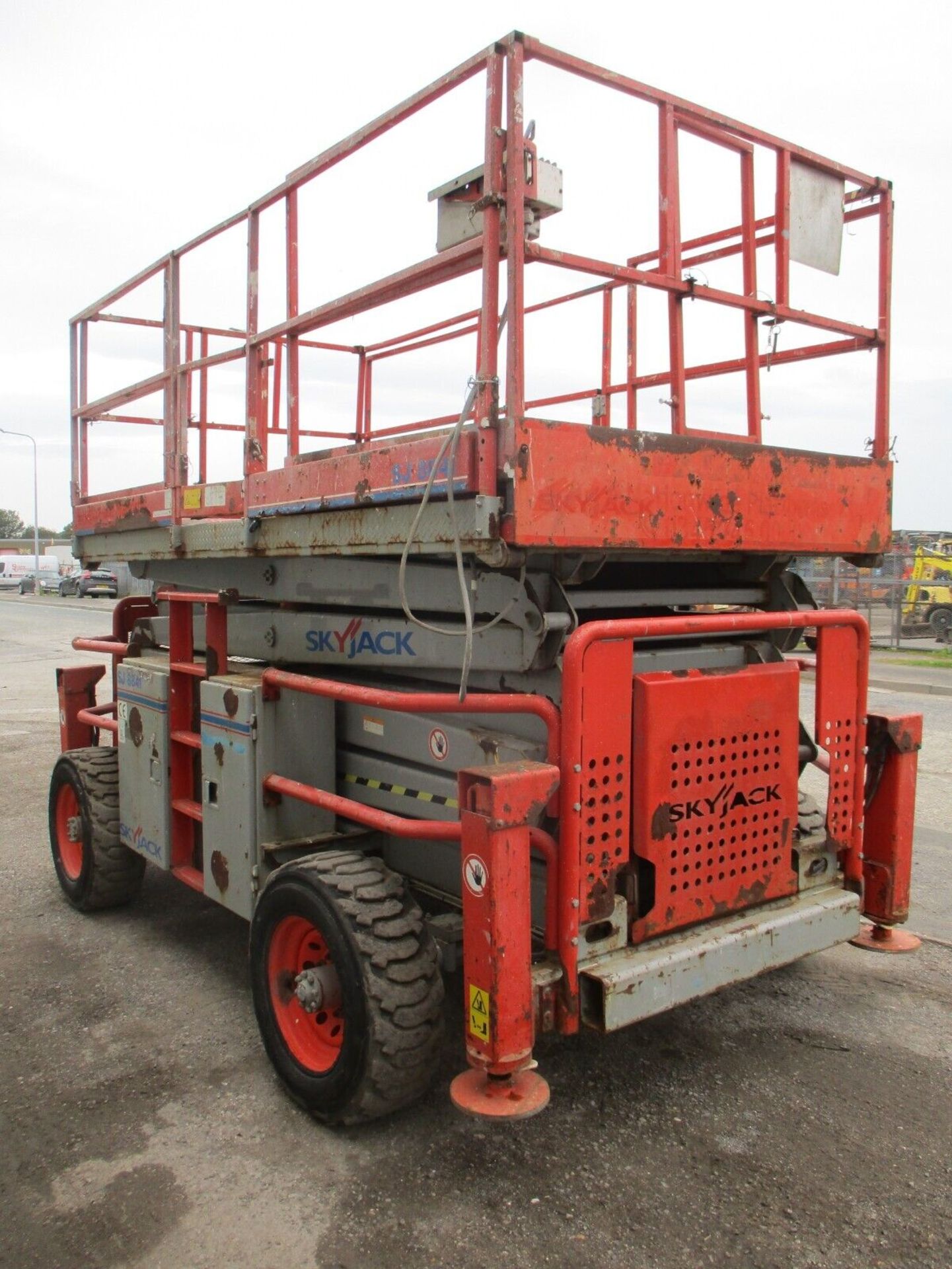 SKYJACK SJ8841 SCISSOR LIFT YEAR 2012 - Image 4 of 9