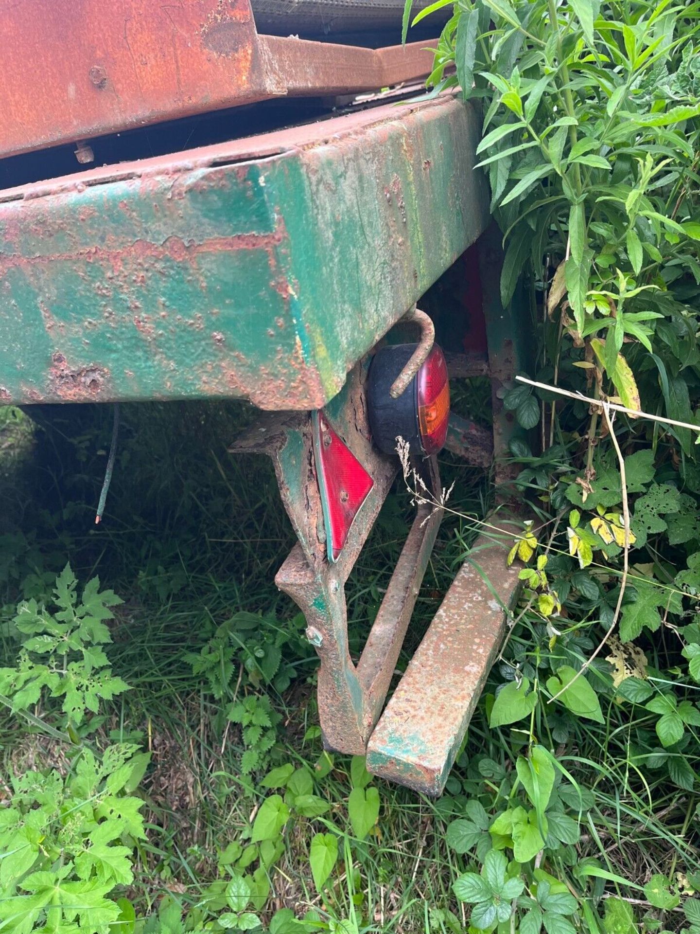 26 FOOT LONG FLAT BALE TRACTOR TRAILER AIR / HYDRAULIC BRAKES SPRUNG DRAWBAR - Image 11 of 11